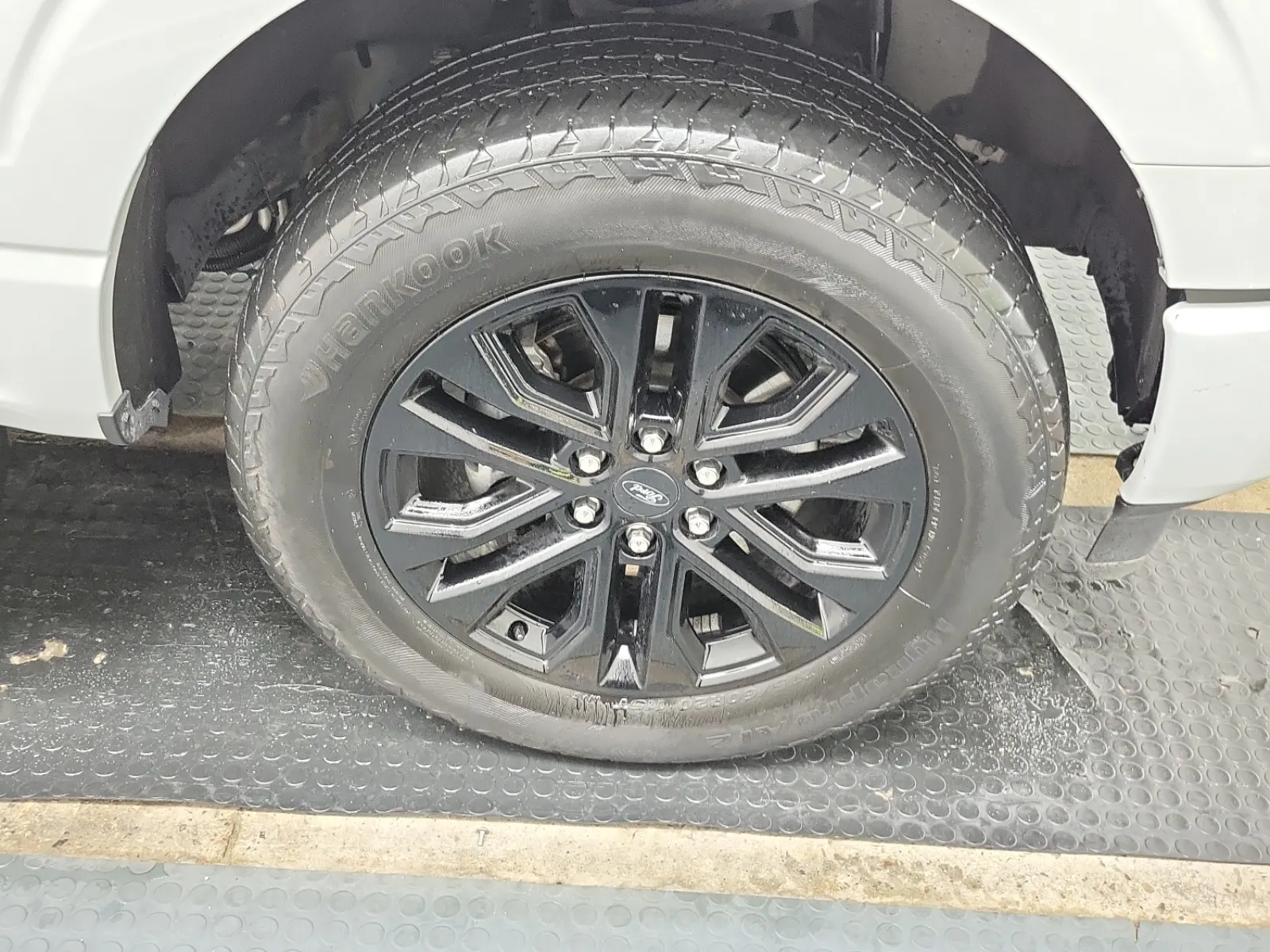 Right Front Wheel/Tire Photo