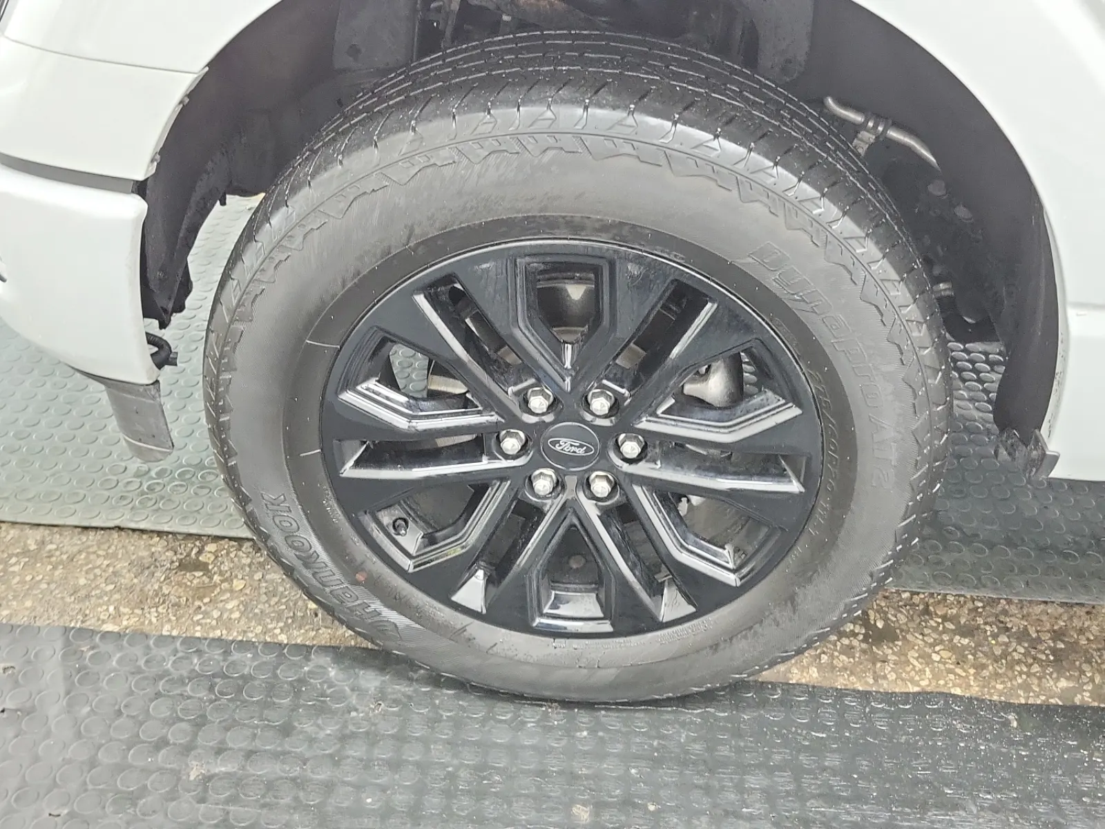 Front driver wheel/tire photo