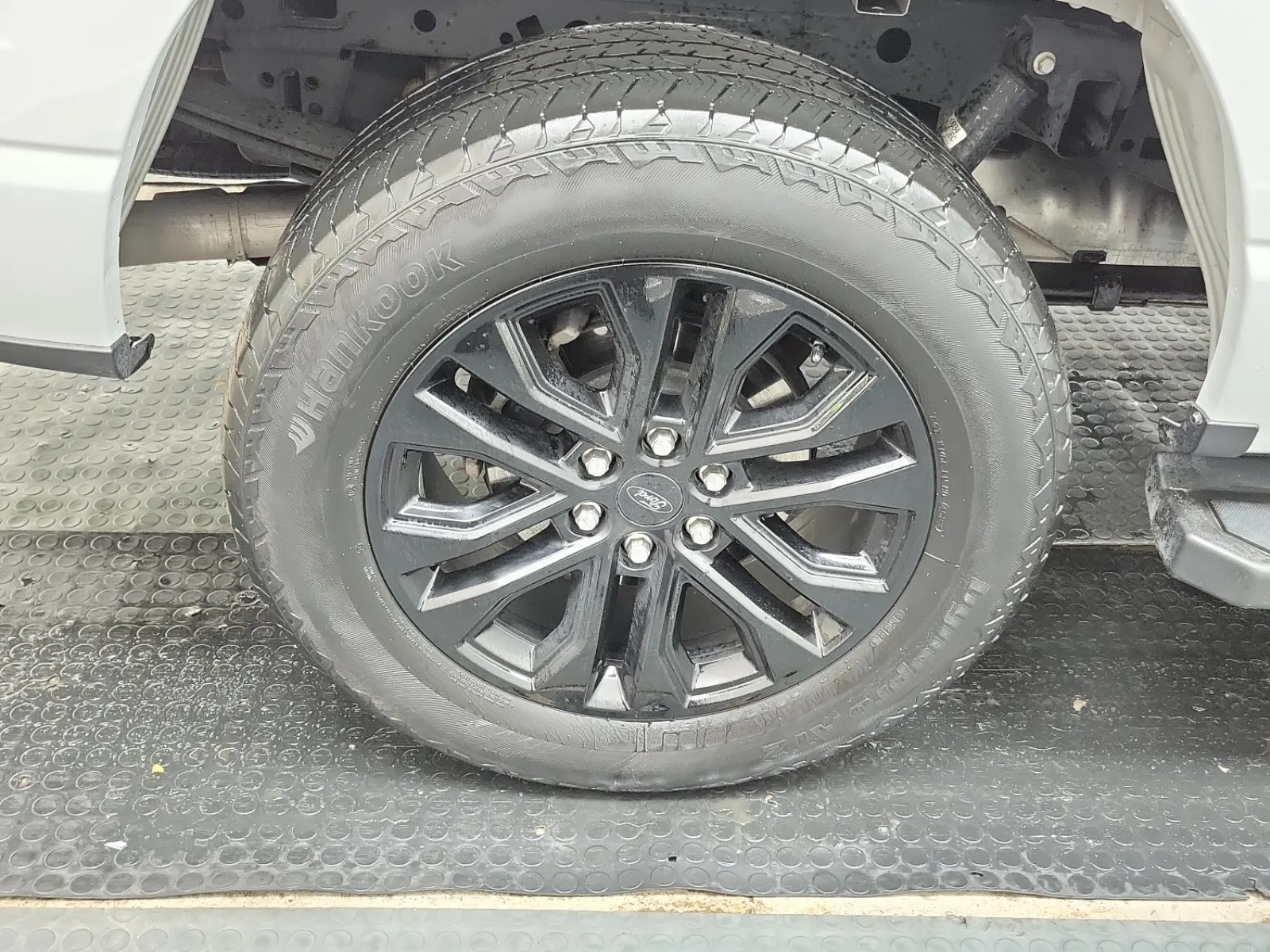 Right Rear Wheel/Tire Photo