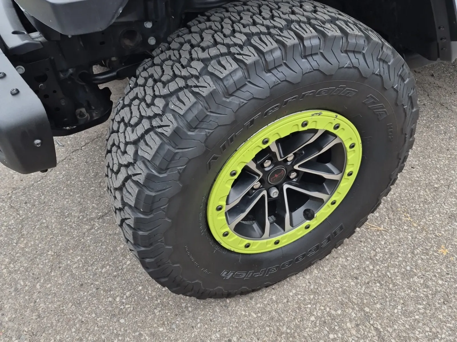 Front driver wheel/tire photo