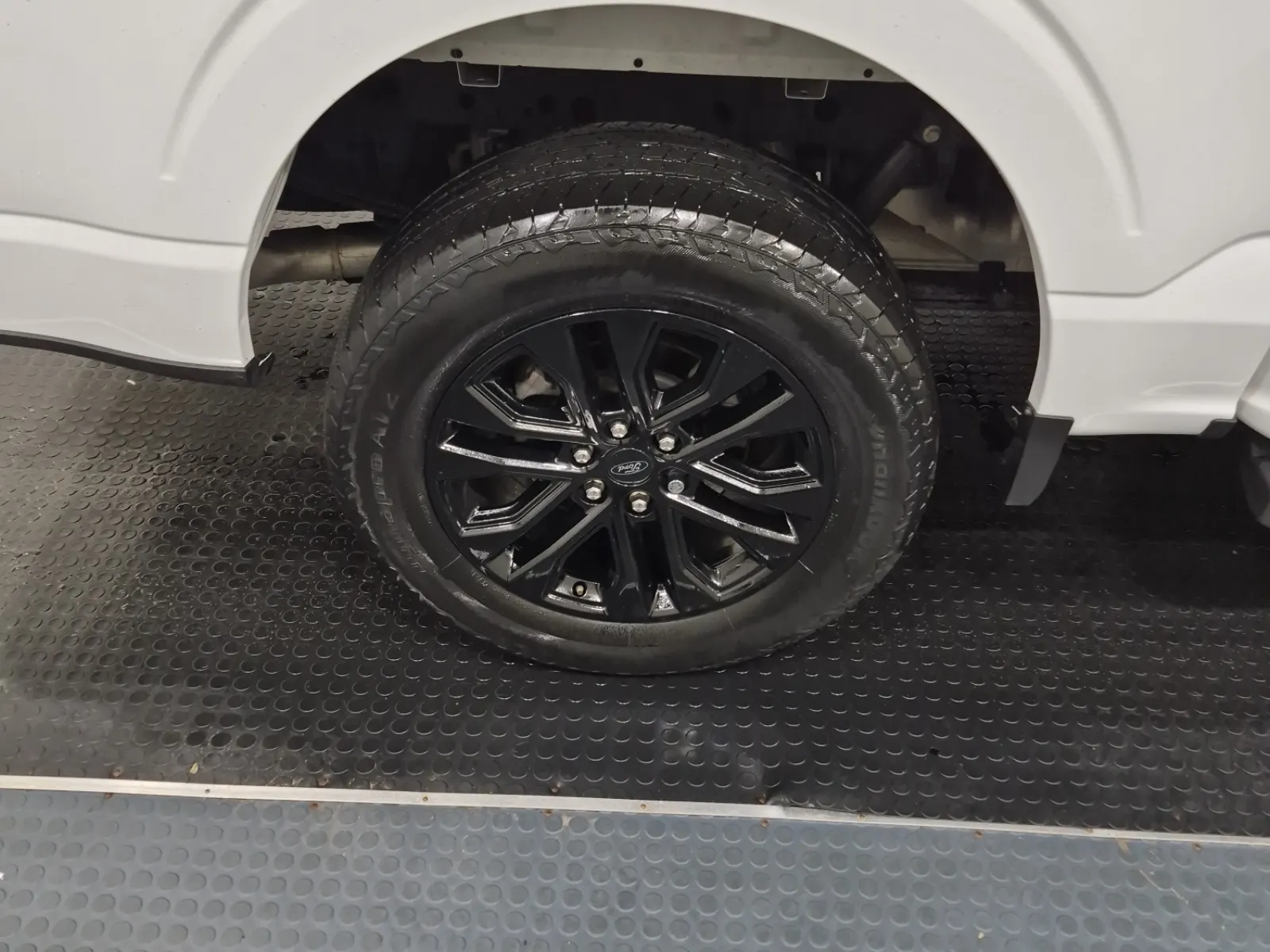 Right Rear Wheel/Tire Photo