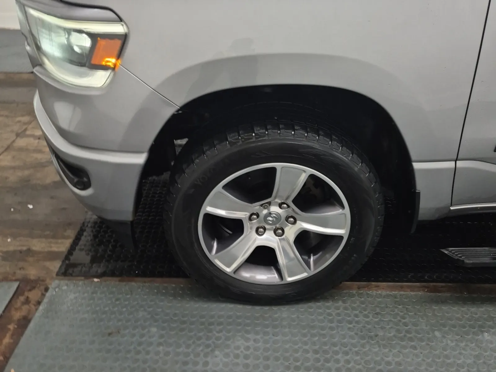 Front driver wheel/tire photo