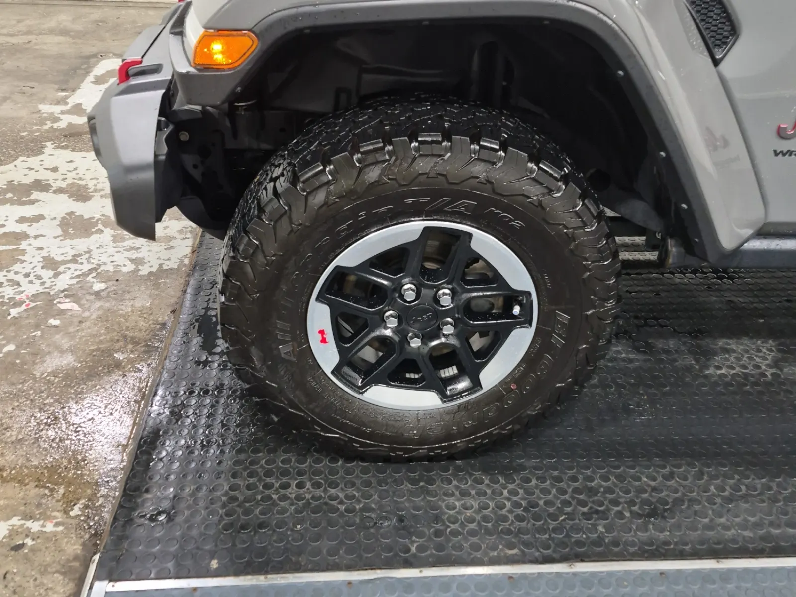 Front driver wheel/tire photo