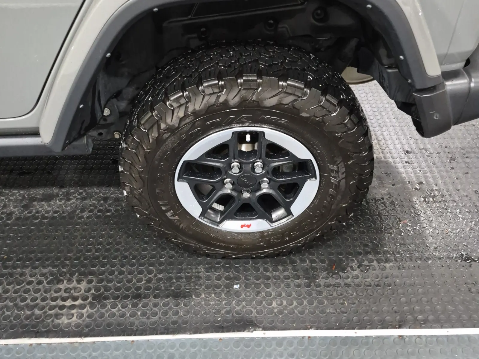 Left Rear Wheel/Tire Photo