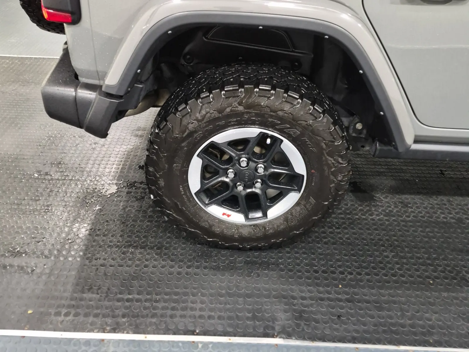 Right Rear Wheel/Tire Photo