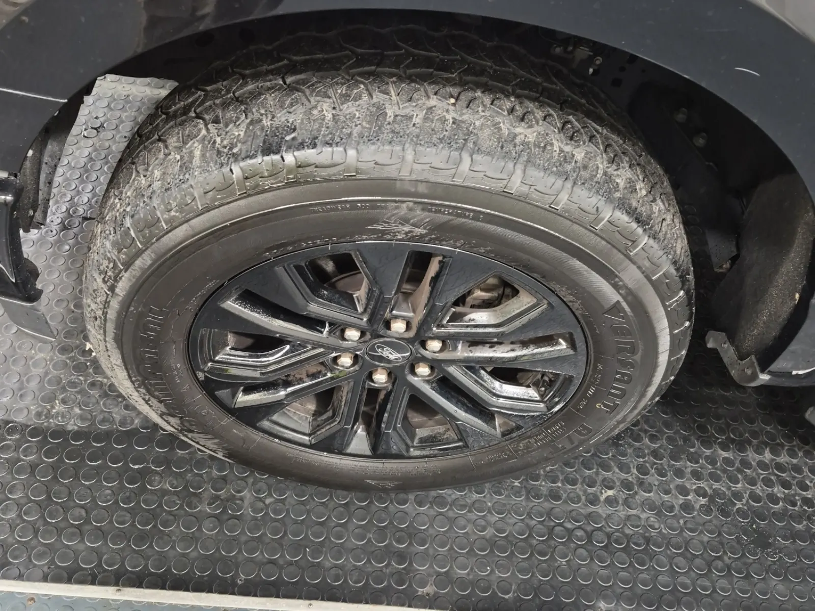 Front driver wheel/tire photo