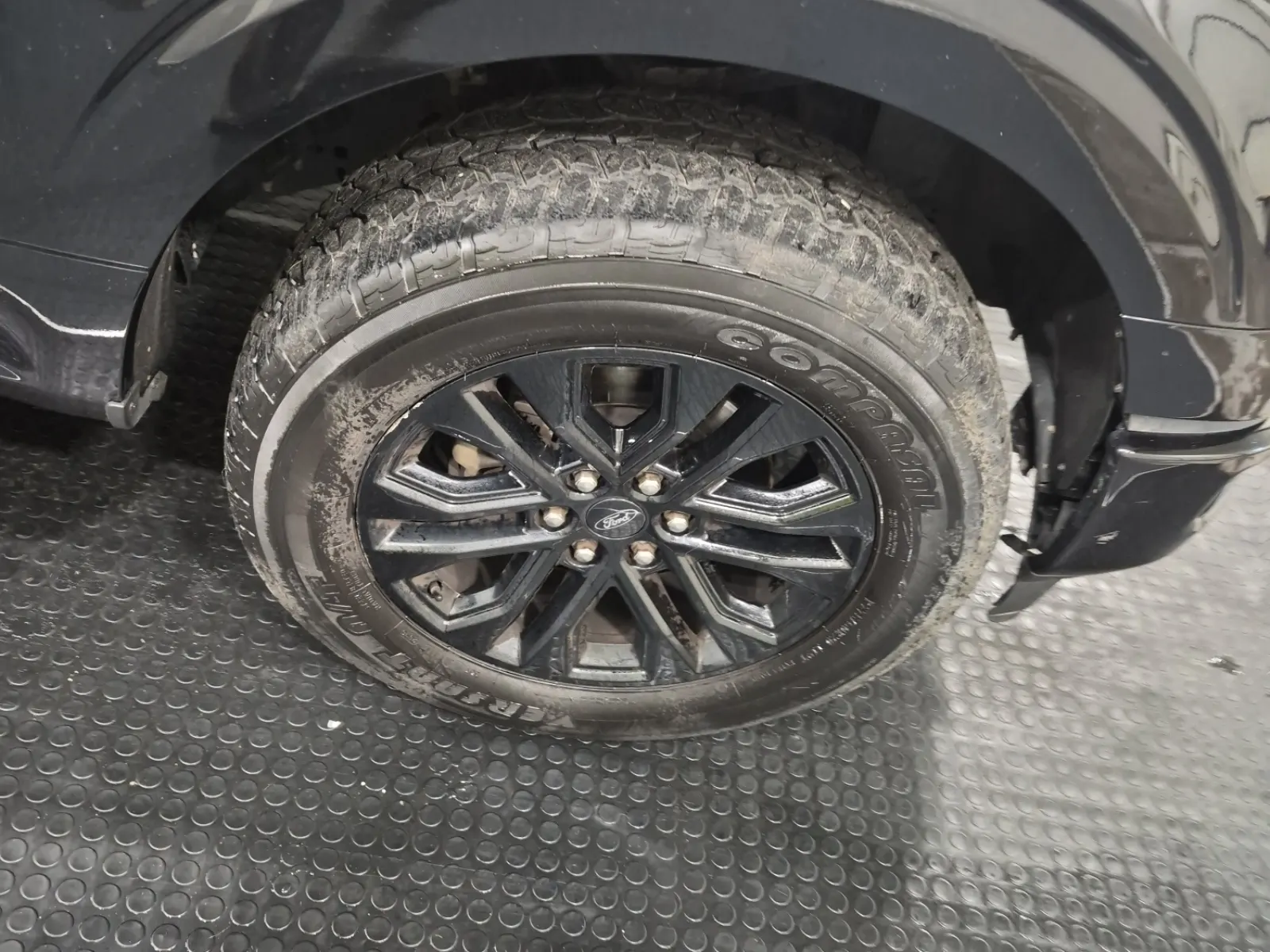 Right Front Wheel/Tire Photo