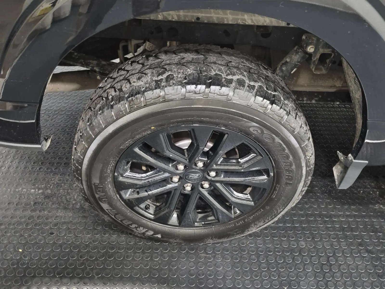Right Rear Wheel/Tire Photo