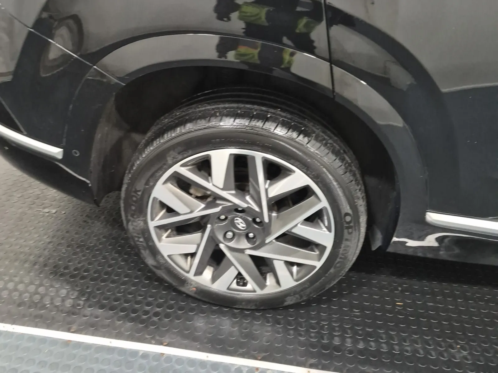 Right Rear Wheel/Tire Photo