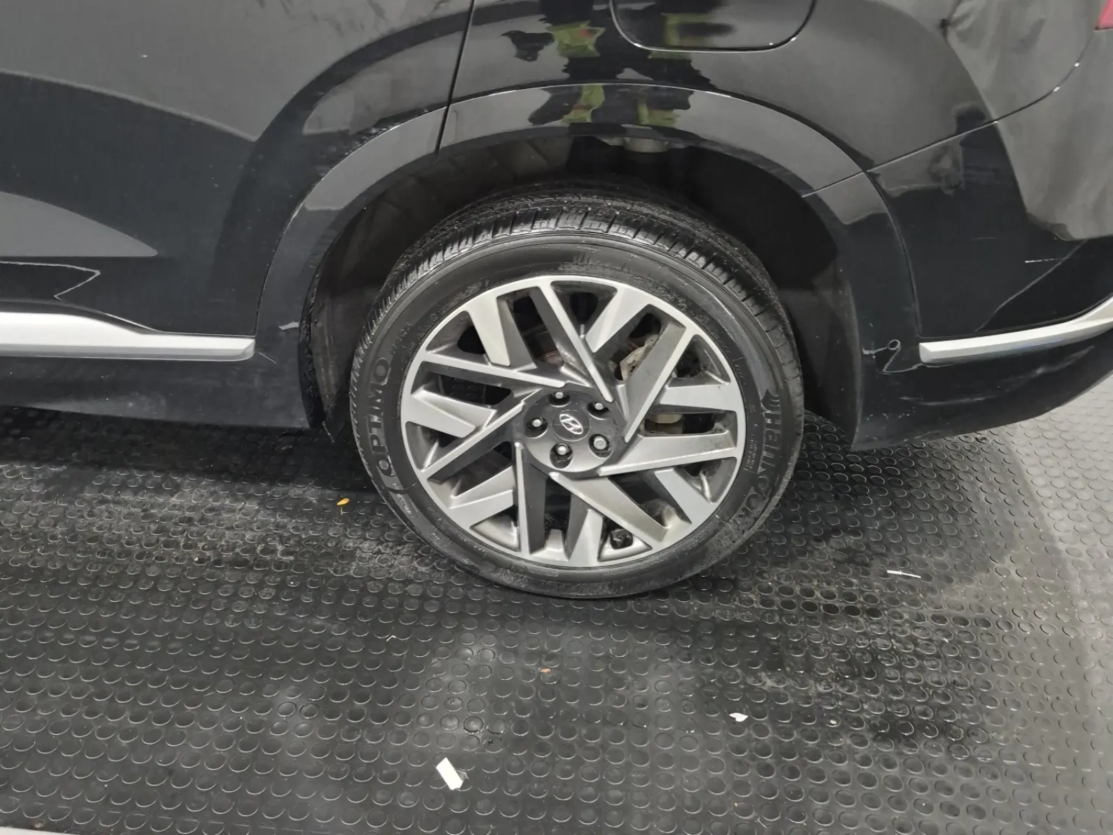 Left Rear Wheel/Tire Photo