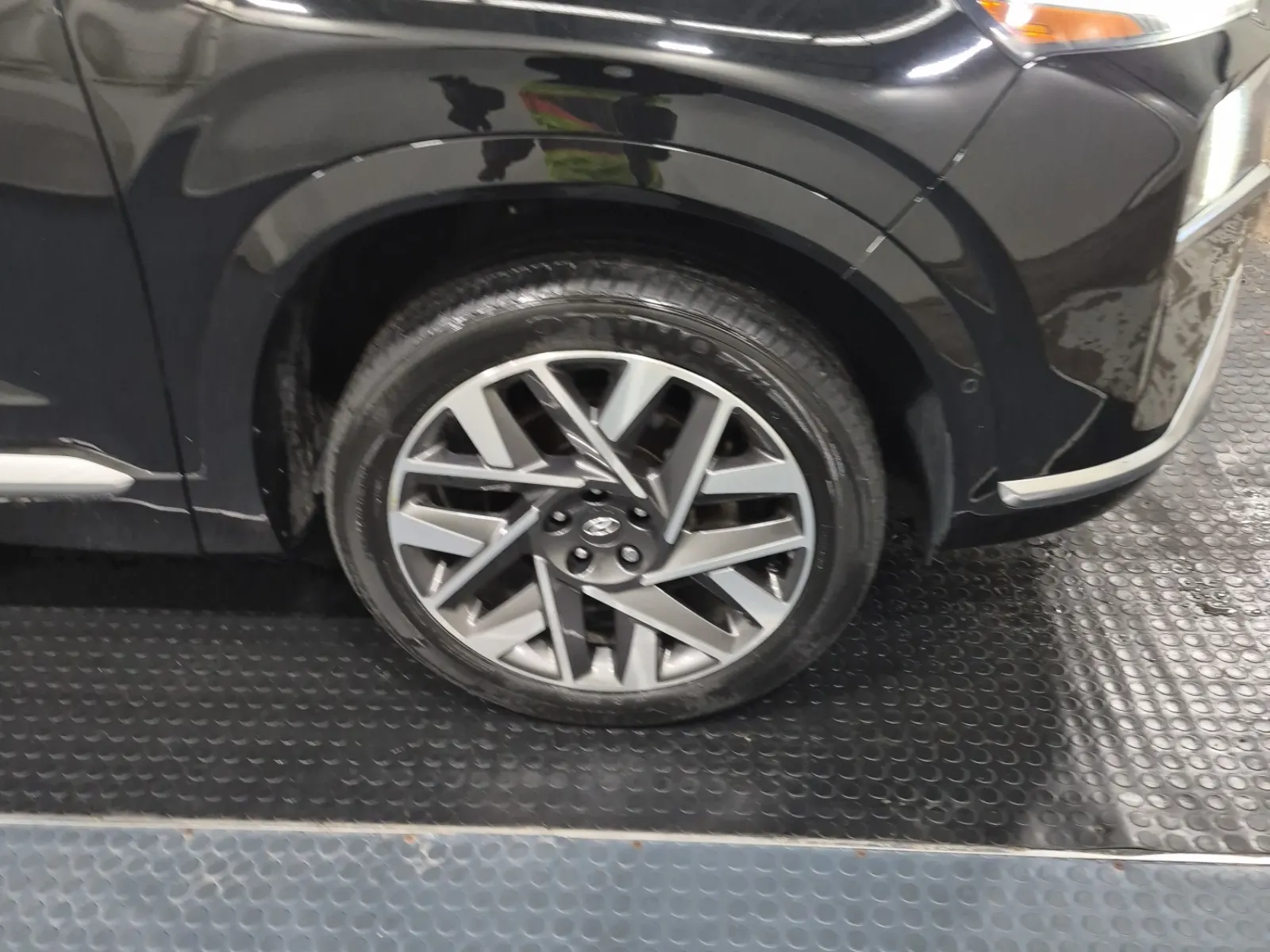 Right Front Wheel/Tire Photo