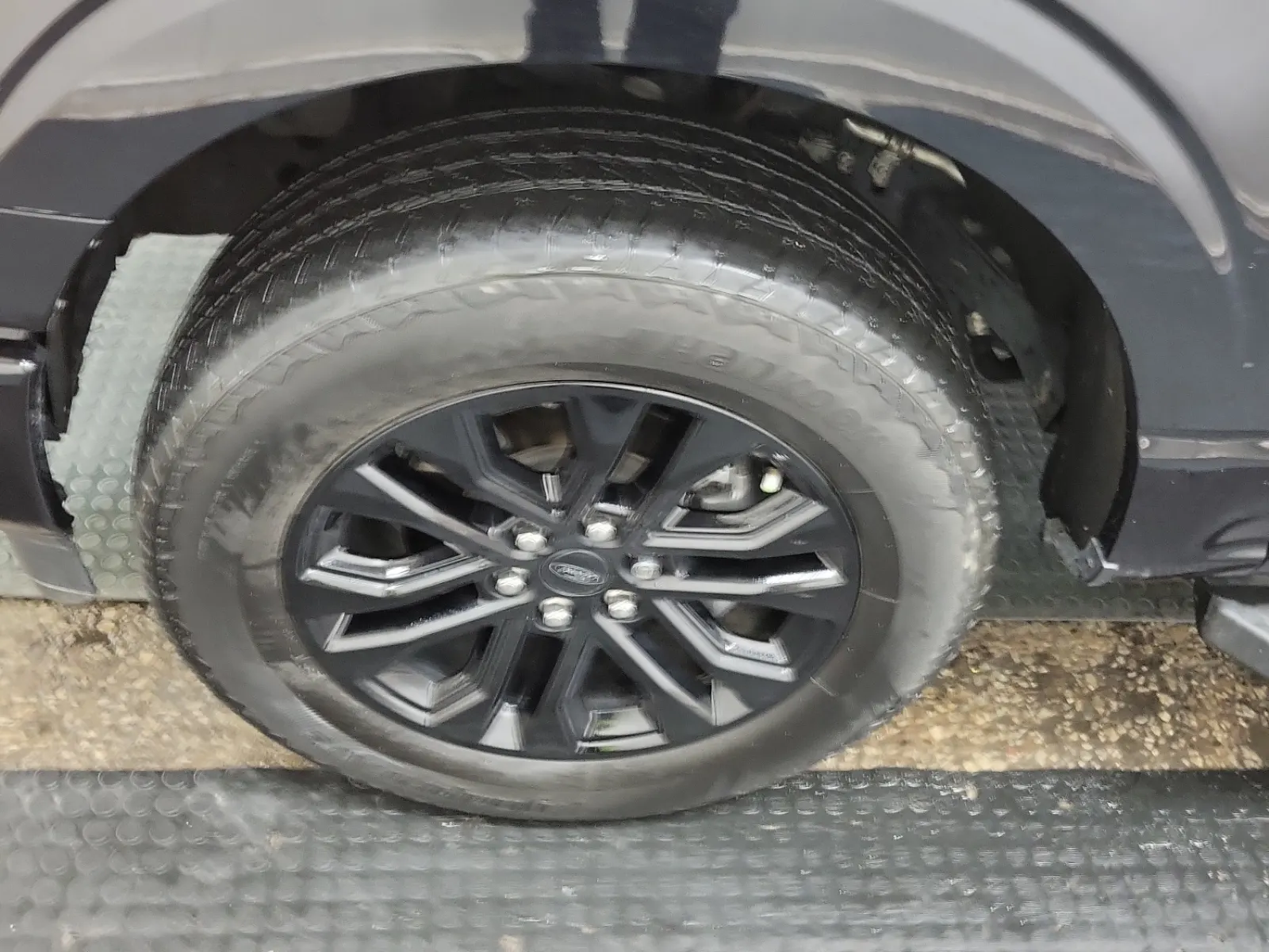 Front driver wheel/tire photo
