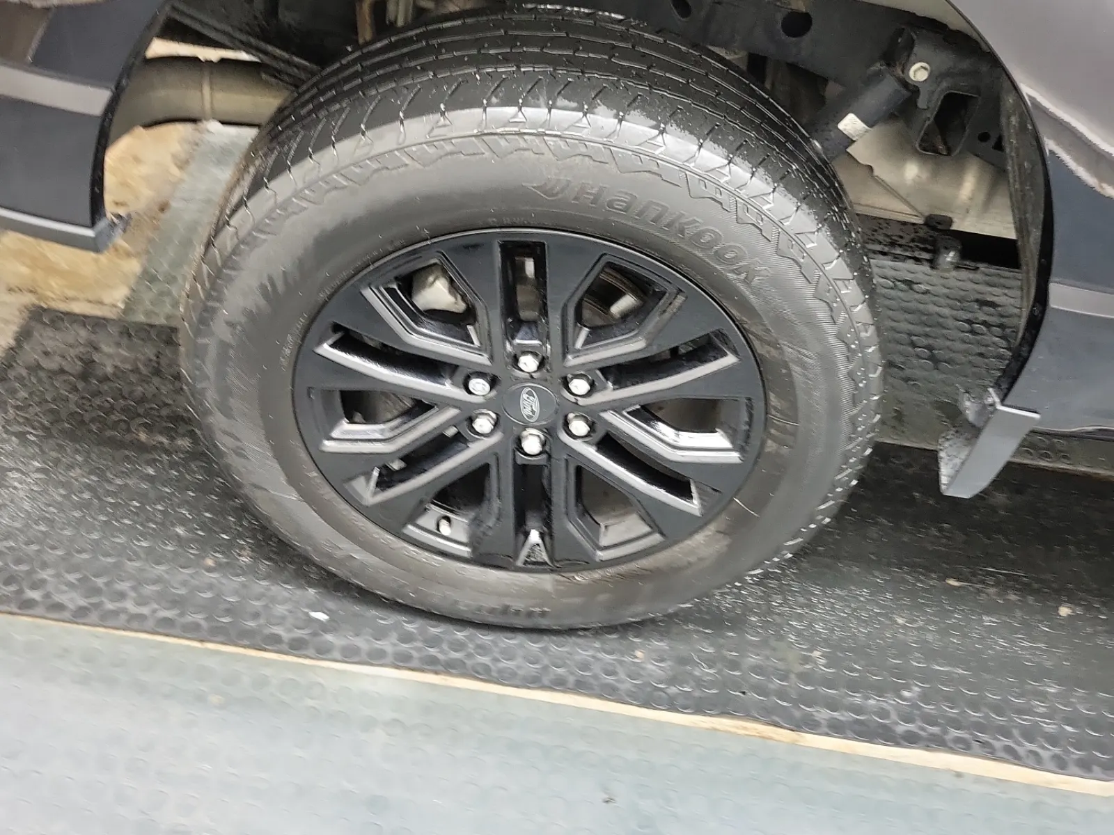 Right Rear Wheel/Tire Photo