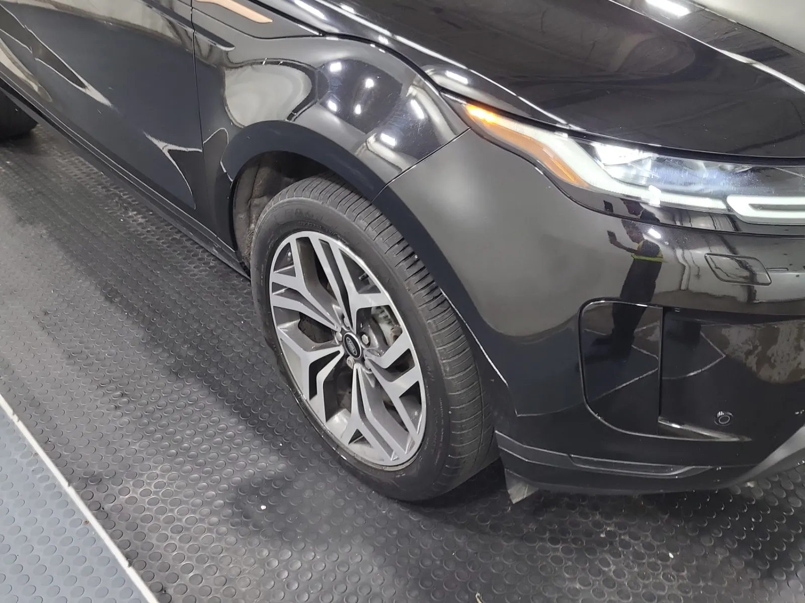 Right Front Wheel/Tire Photo