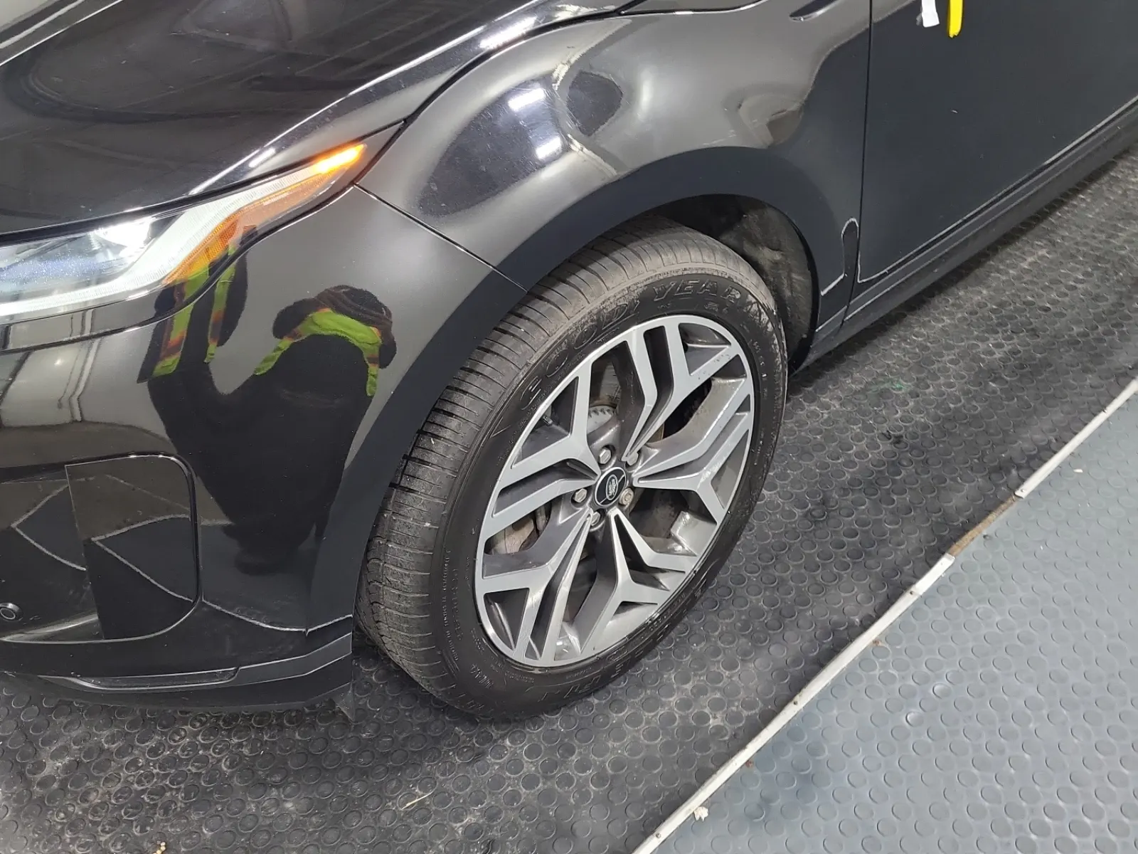 Front driver wheel/tire photo