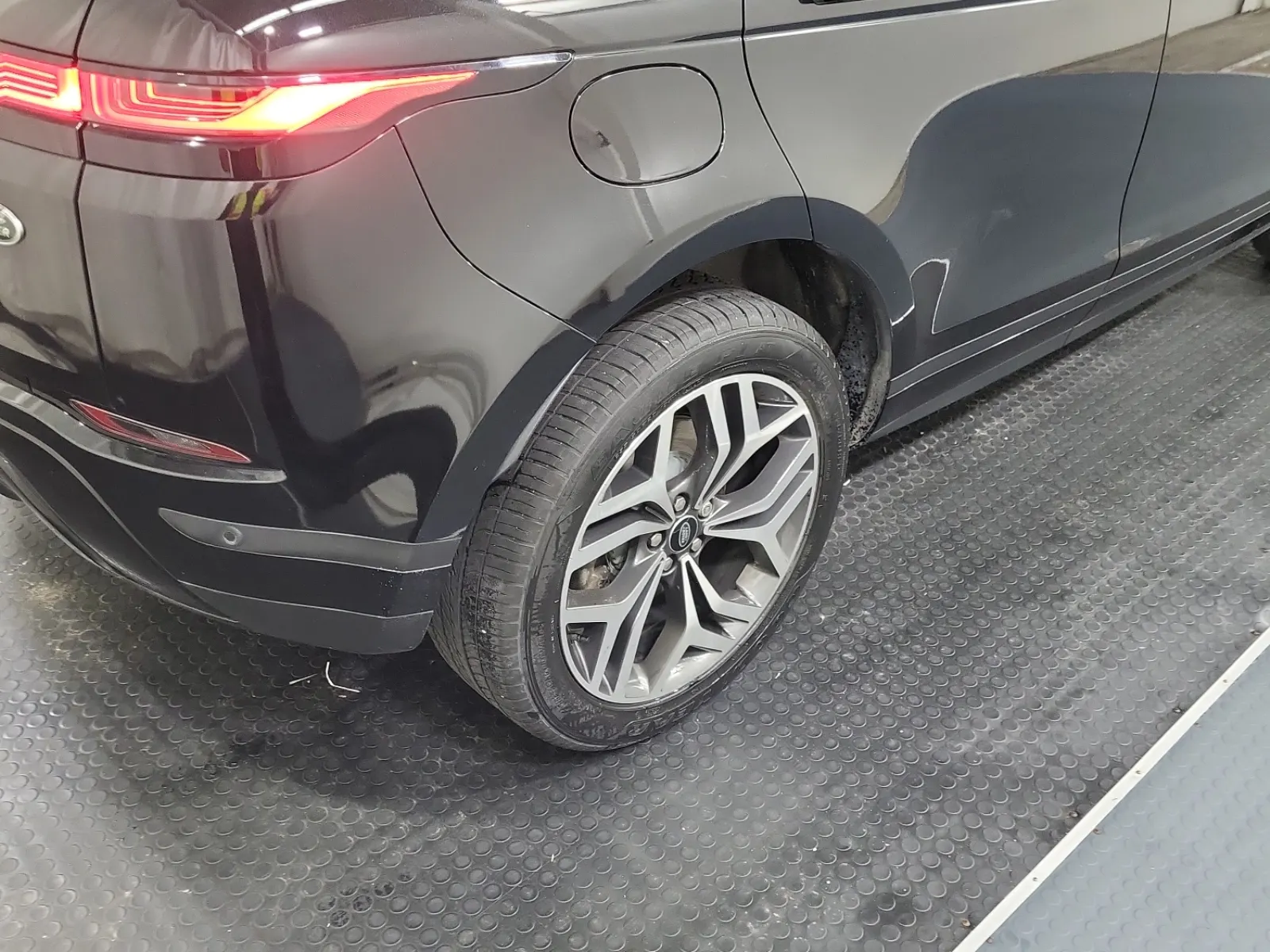 Right Rear Wheel/Tire Photo