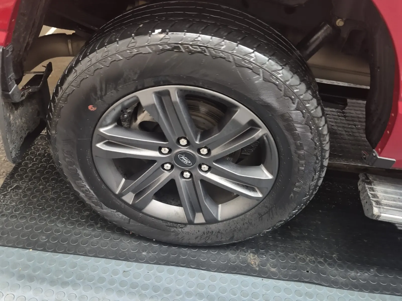 Right Rear Wheel/Tire Photo