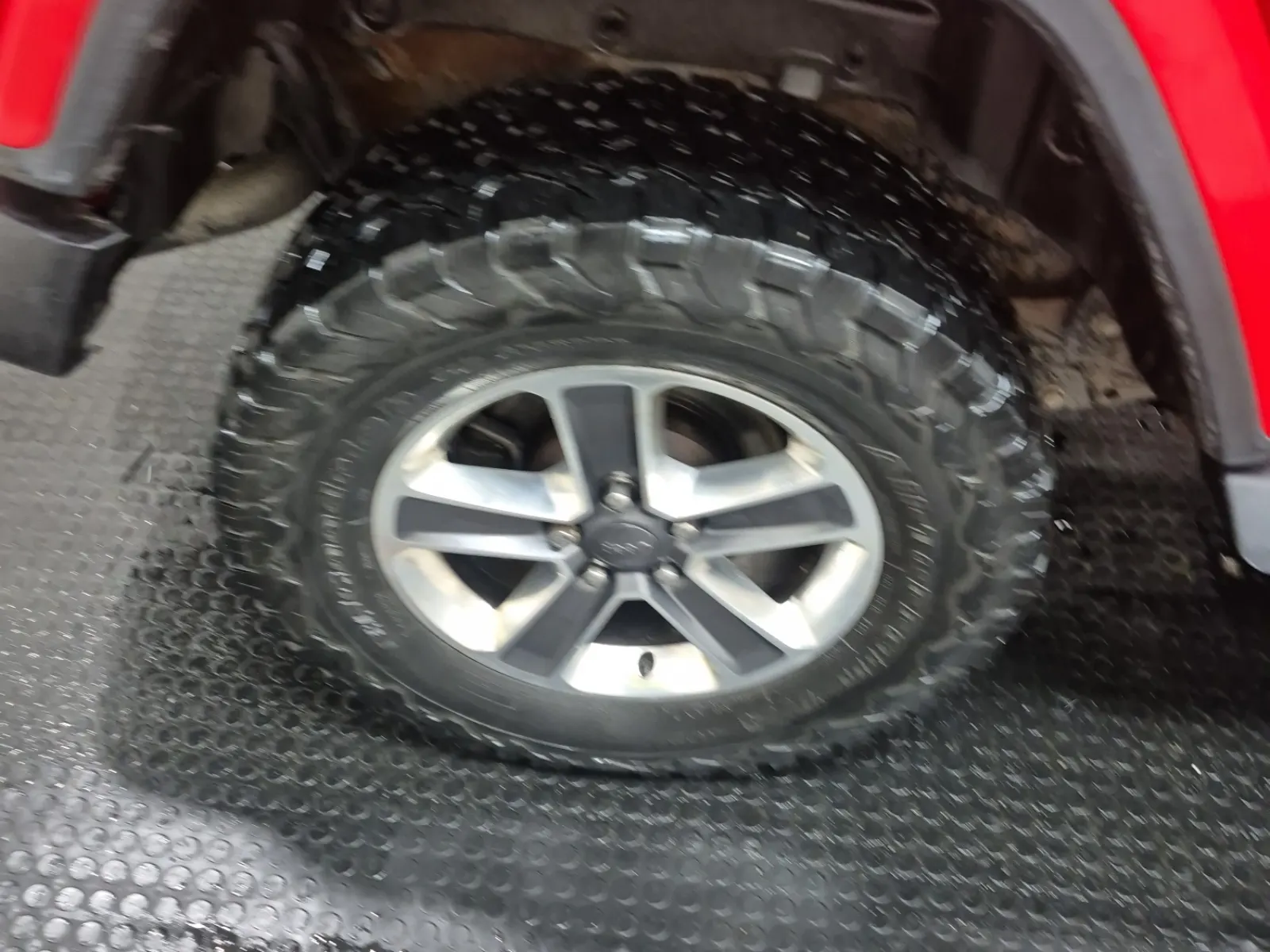 Right Rear Wheel/Tire Photo