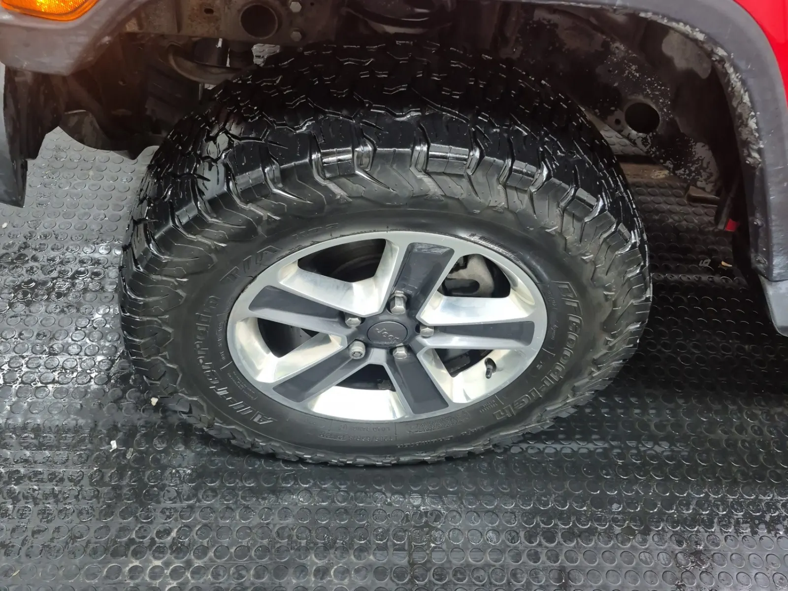 Front driver wheel/tire photo