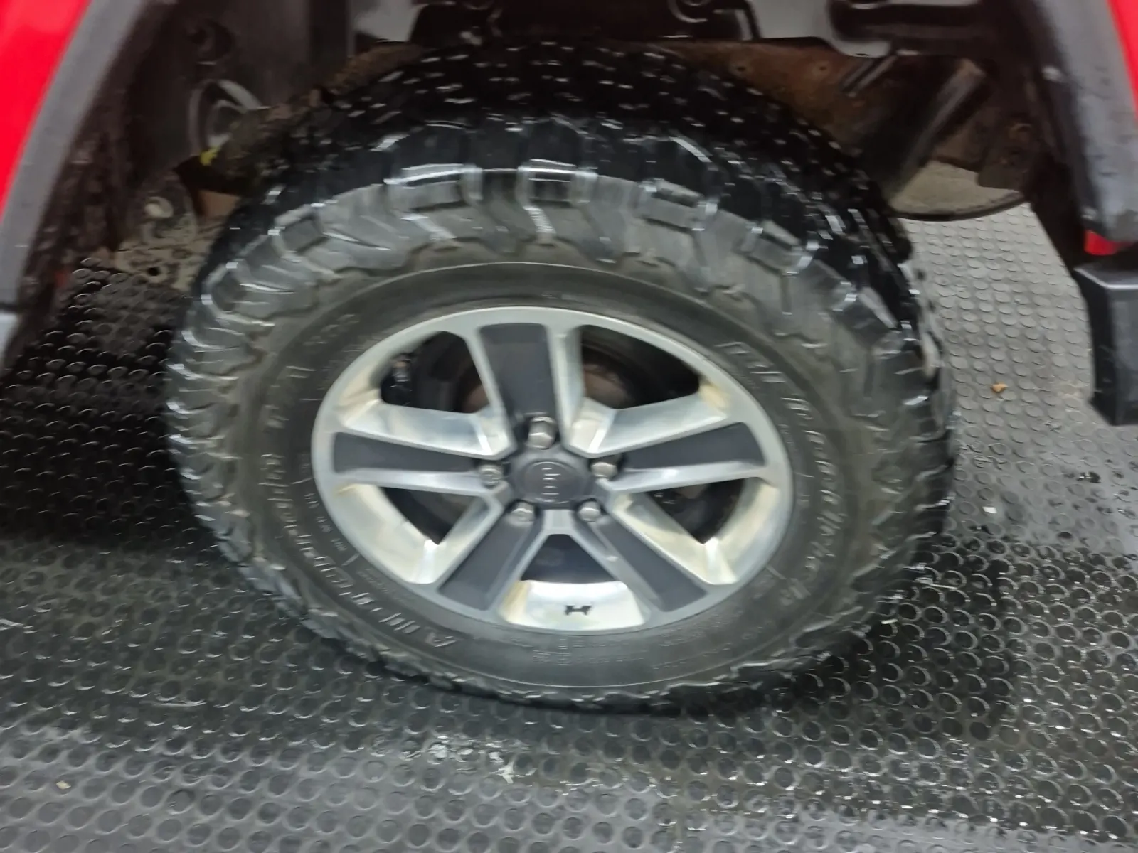 Left Rear Wheel/Tire Photo