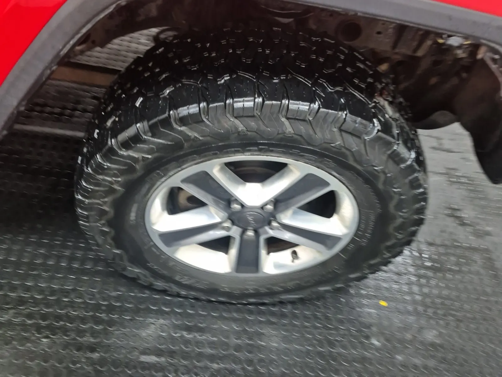Right Front Wheel/Tire Photo