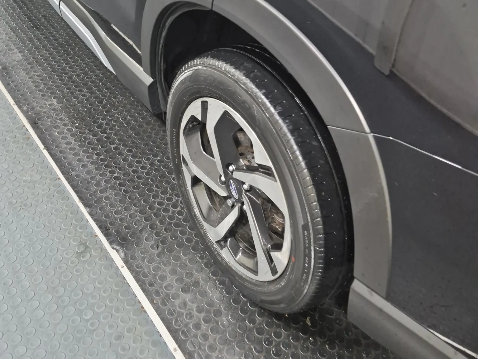 Left Rear Wheel/Tire Photo