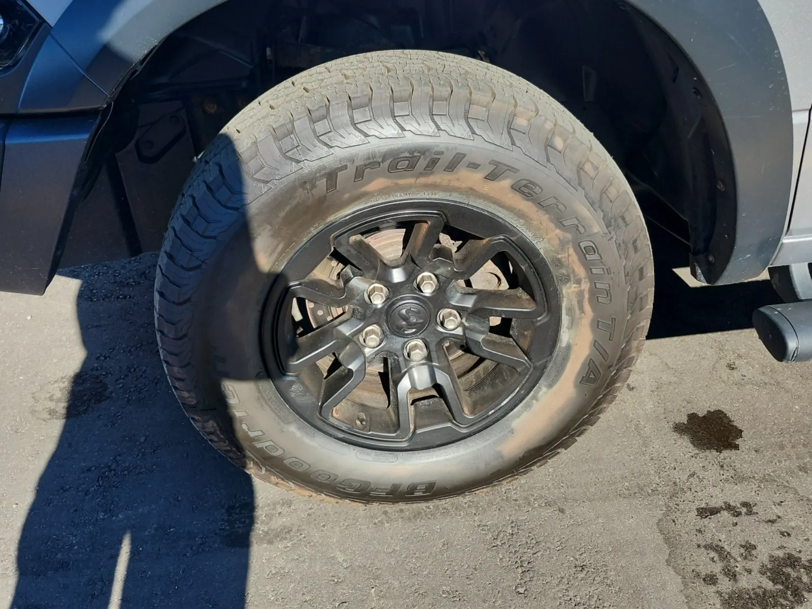 Front driver wheel/tire photo