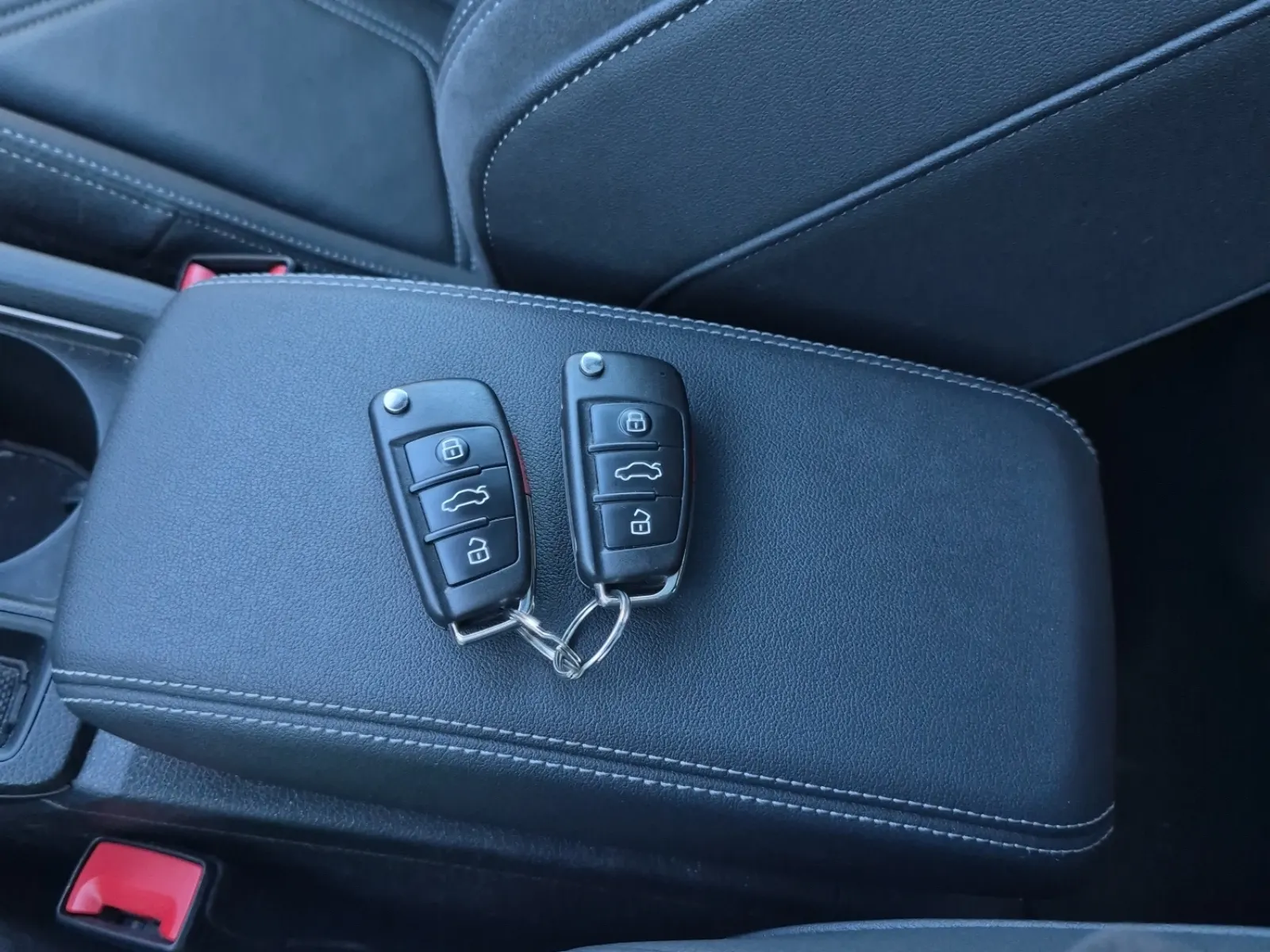 Keys/Fobs/Manual Photo