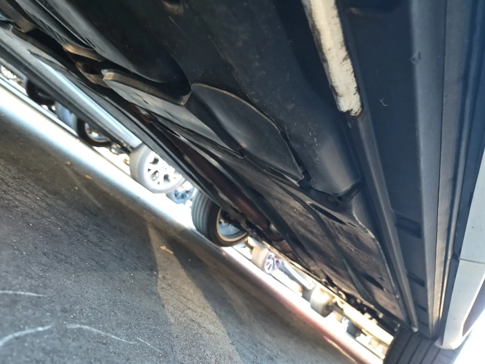 Undercarriage - Passenger Photo