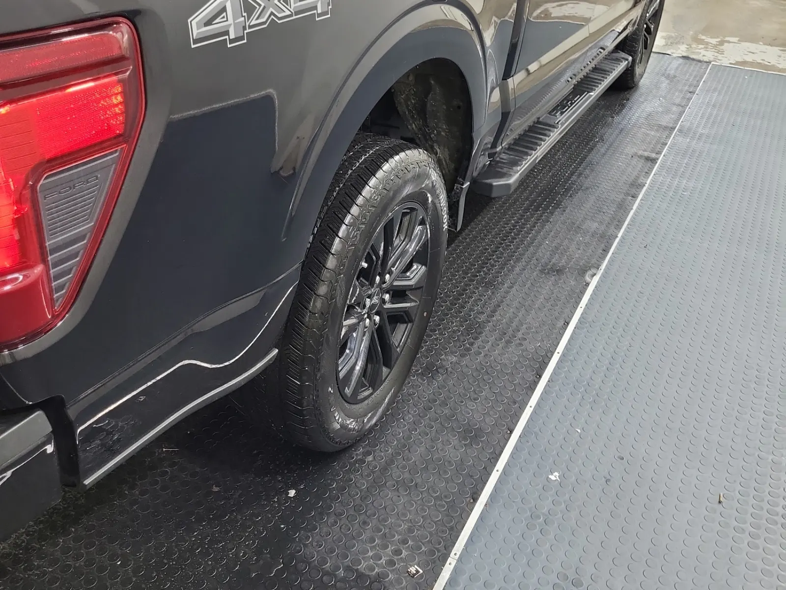 Right Rear Wheel/Tire Photo