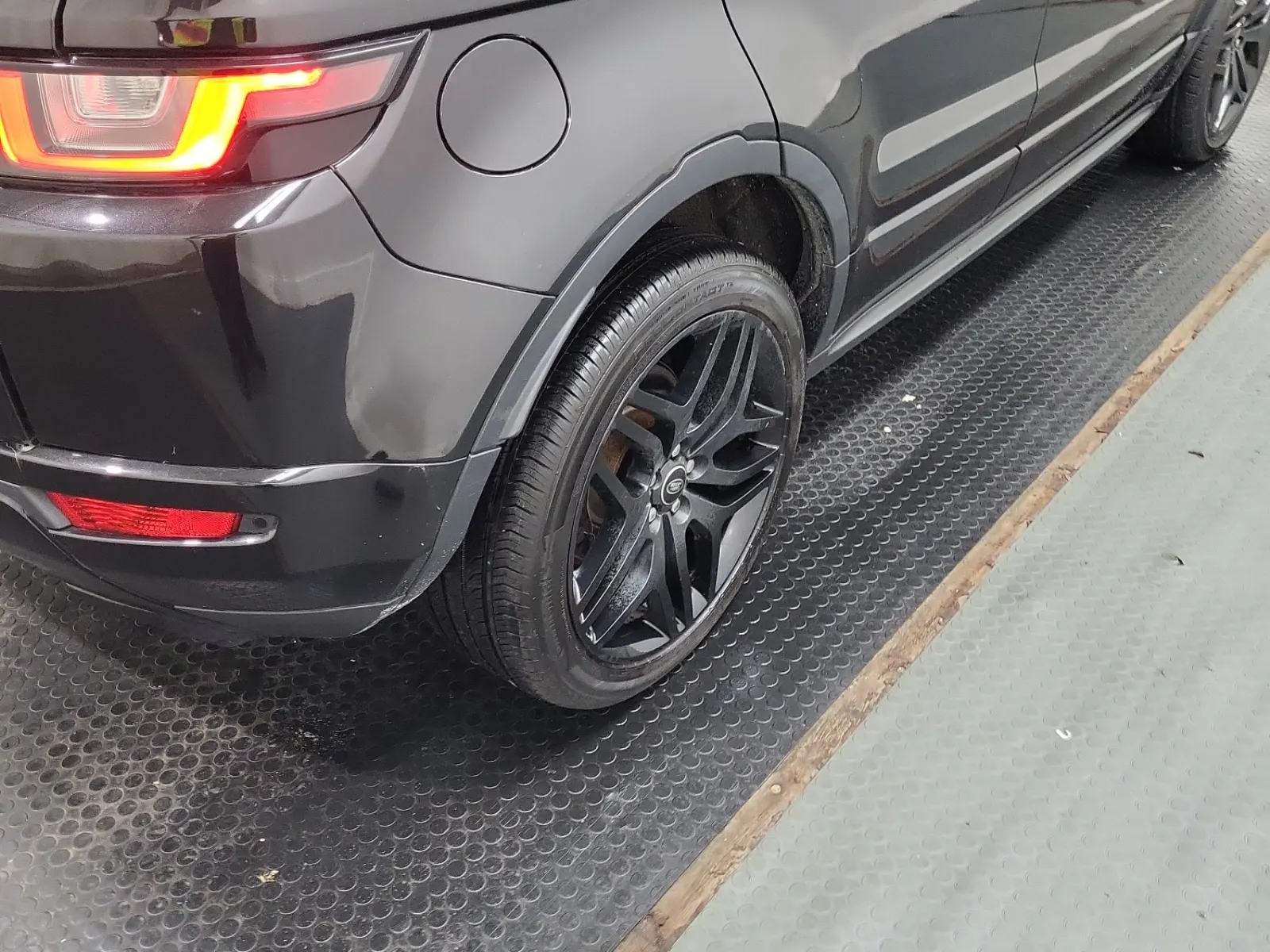 Right Rear Wheel/Tire Photo