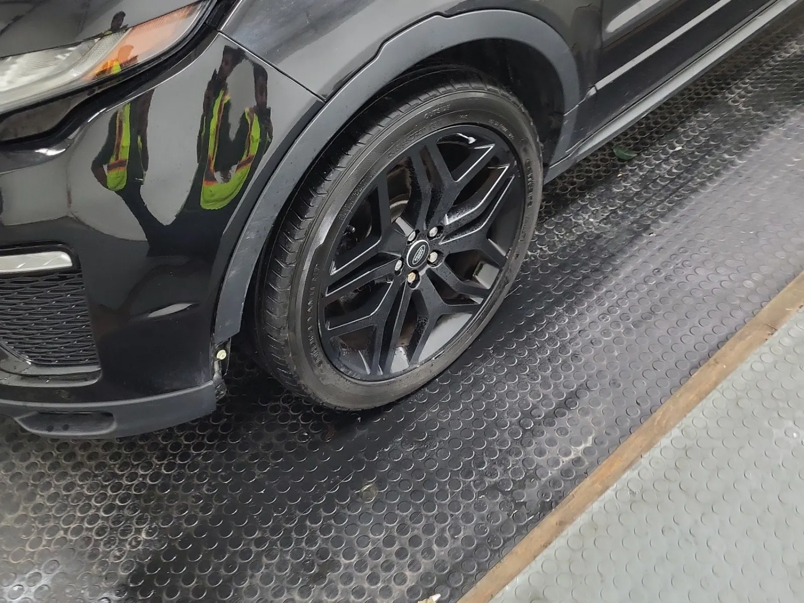 Front driver wheel/tire photo