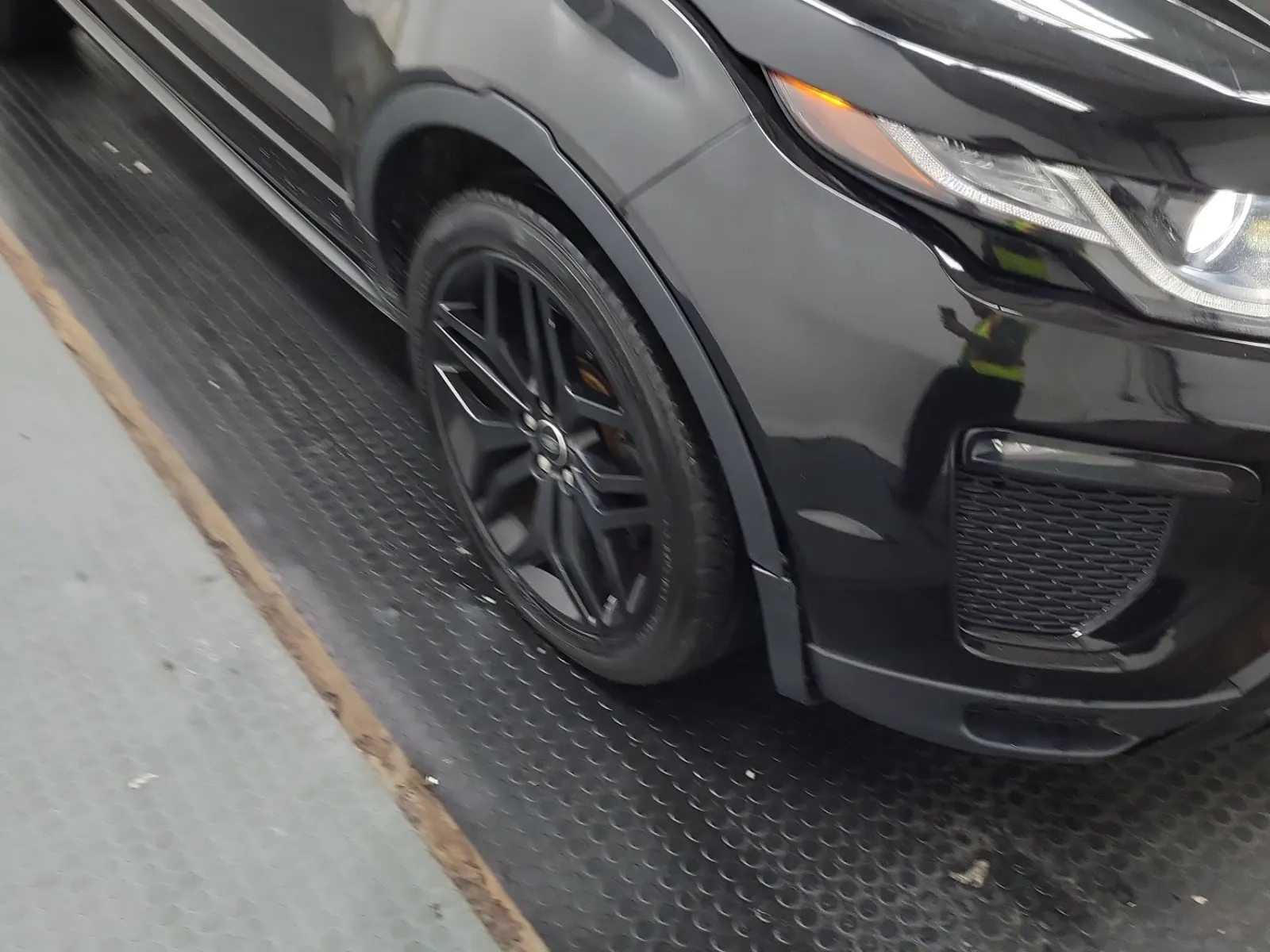 Right Front Wheel/Tire Photo