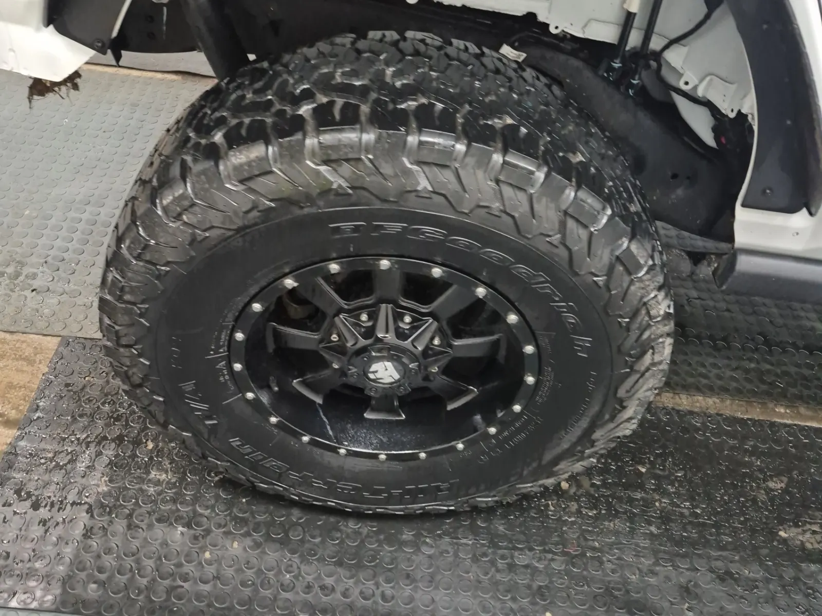 Right Rear Wheel/Tire Photo