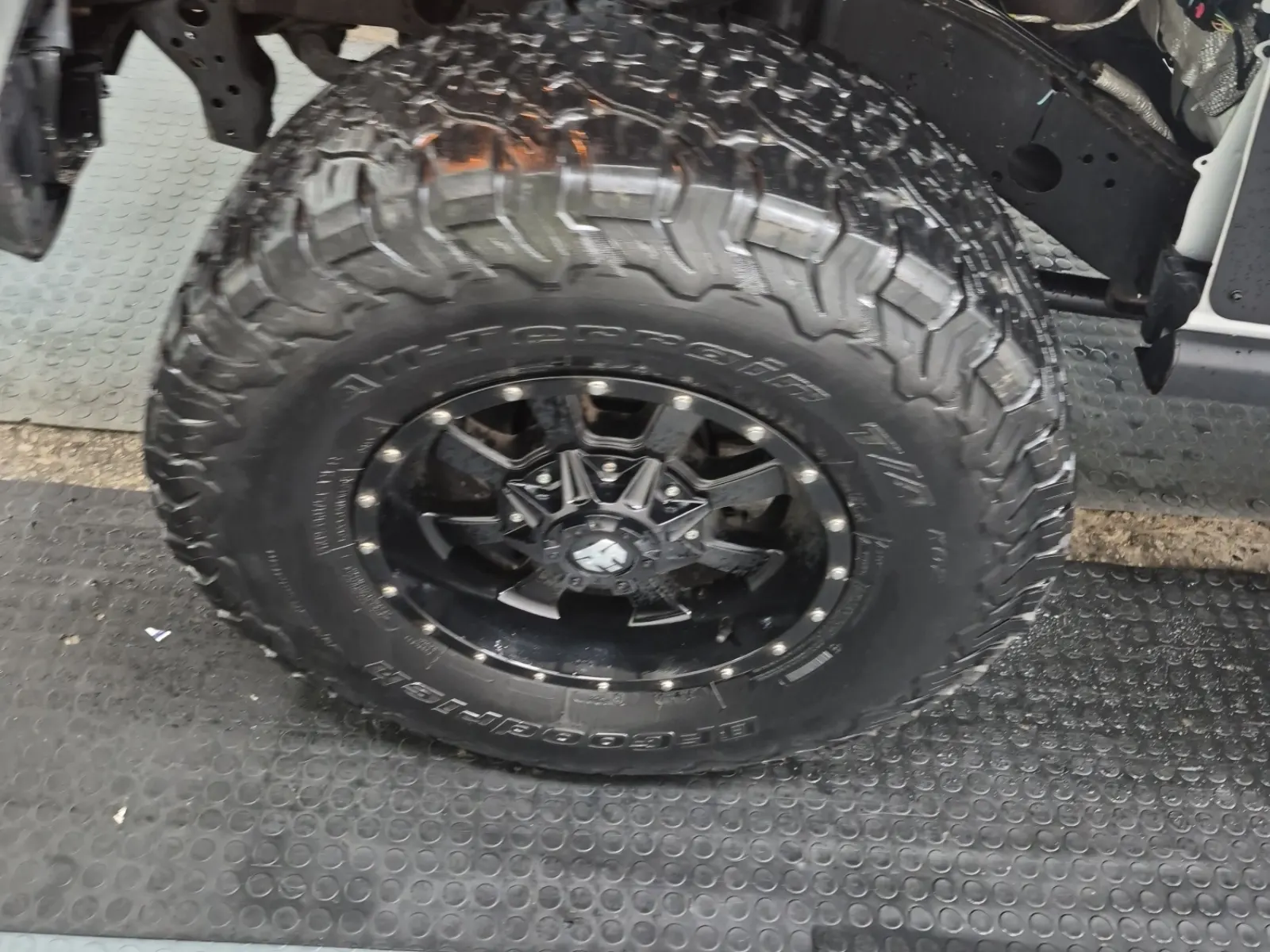 Front driver wheel/tire photo