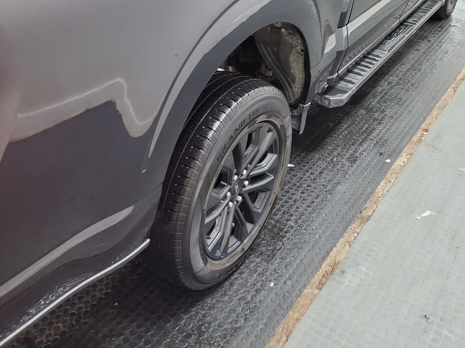 Right Rear Wheel/Tire Photo