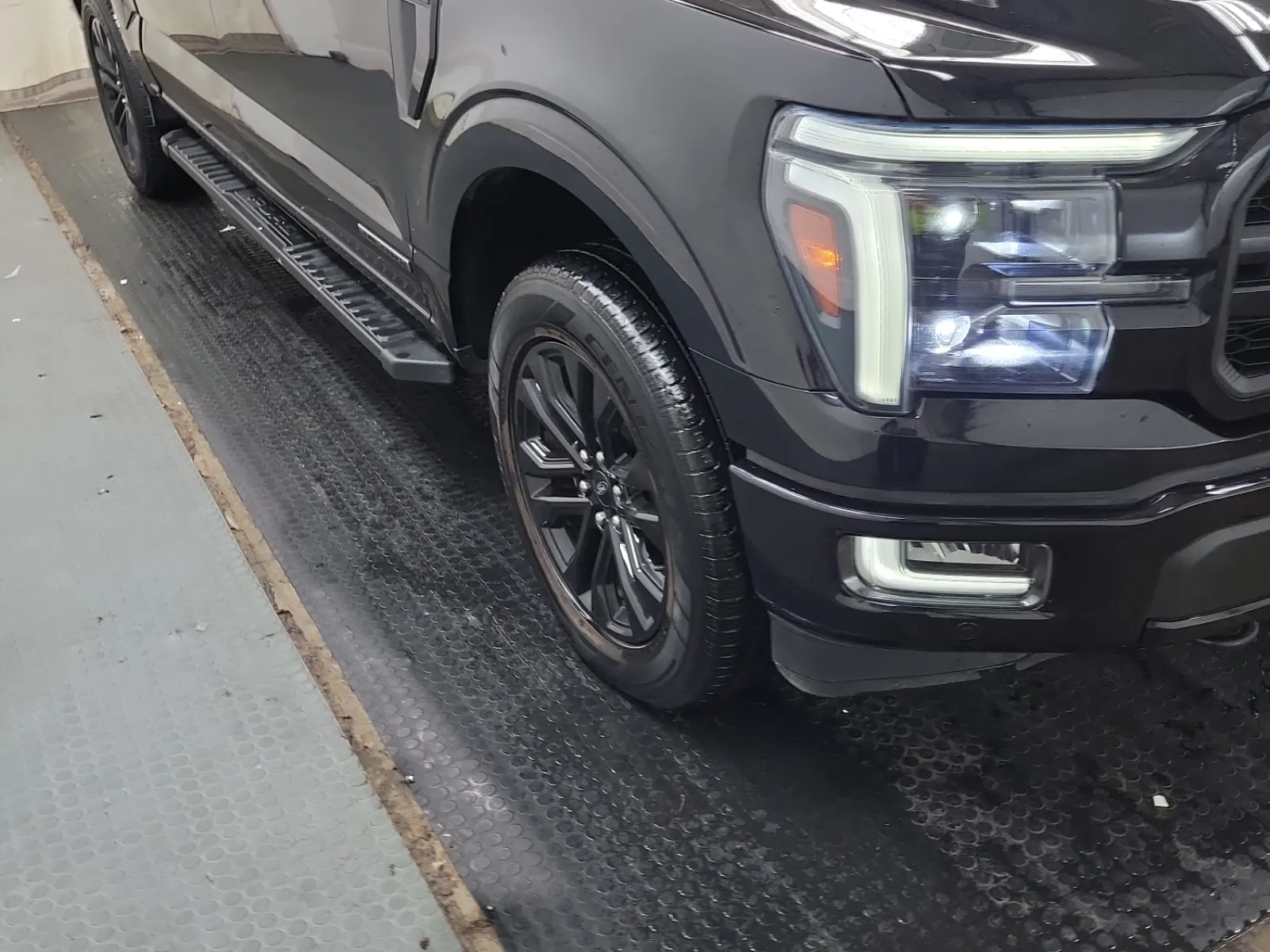Right Front Wheel/Tire Photo