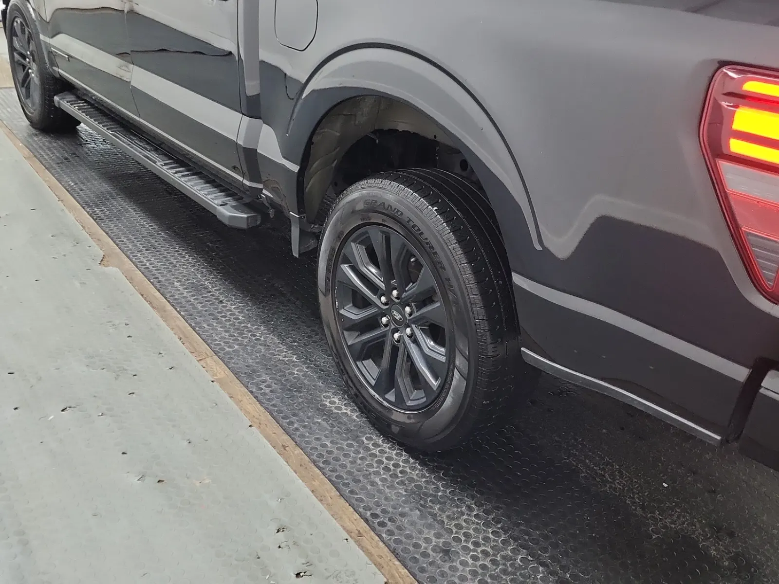 Left Rear Wheel/Tire Photo