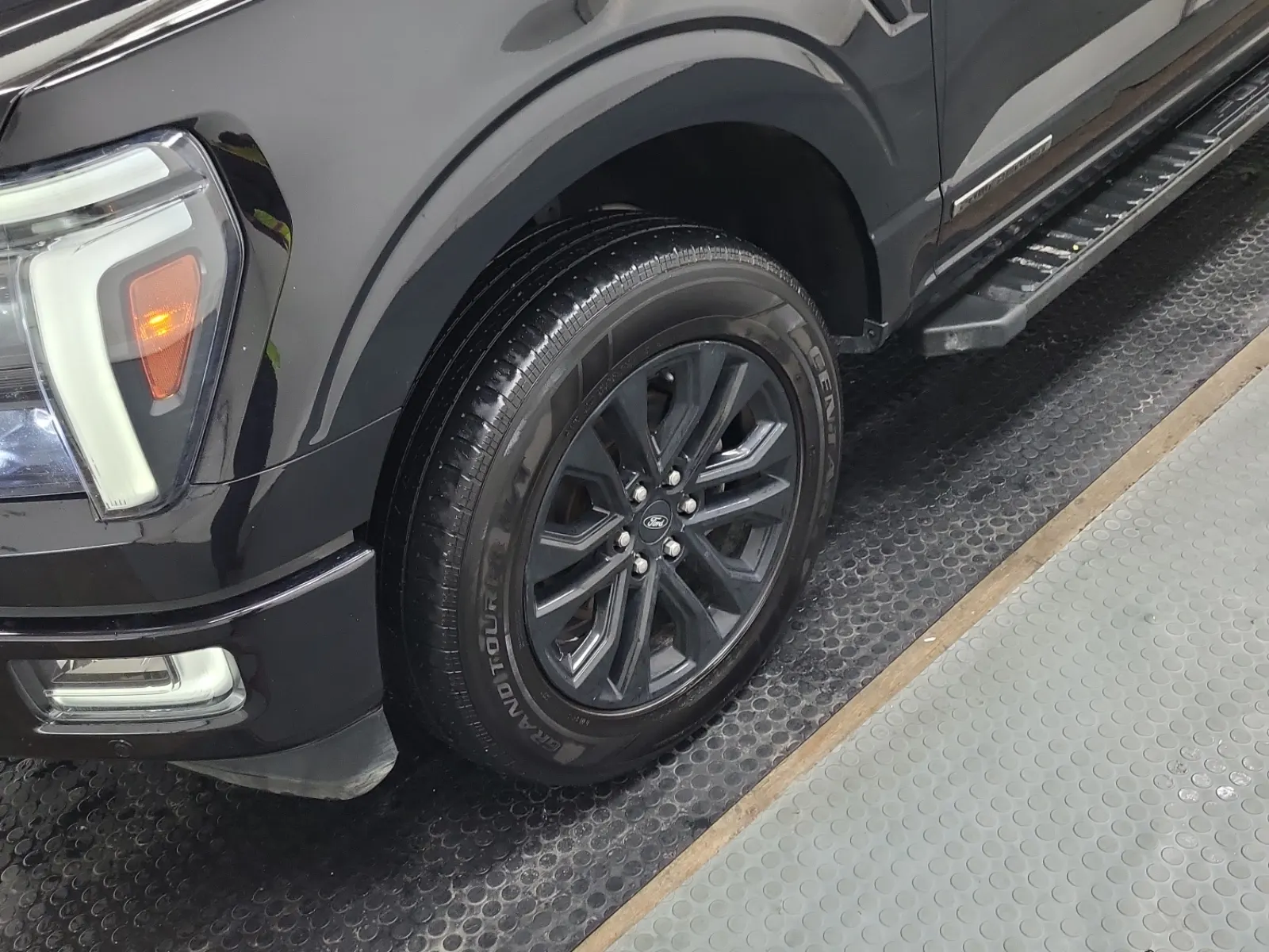 Front driver wheel/tire photo