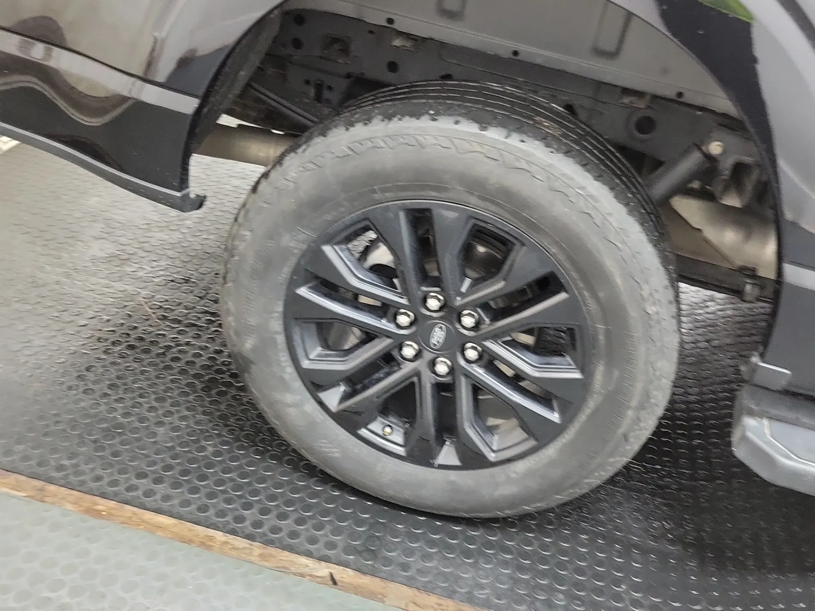 Right Rear Wheel/Tire Photo