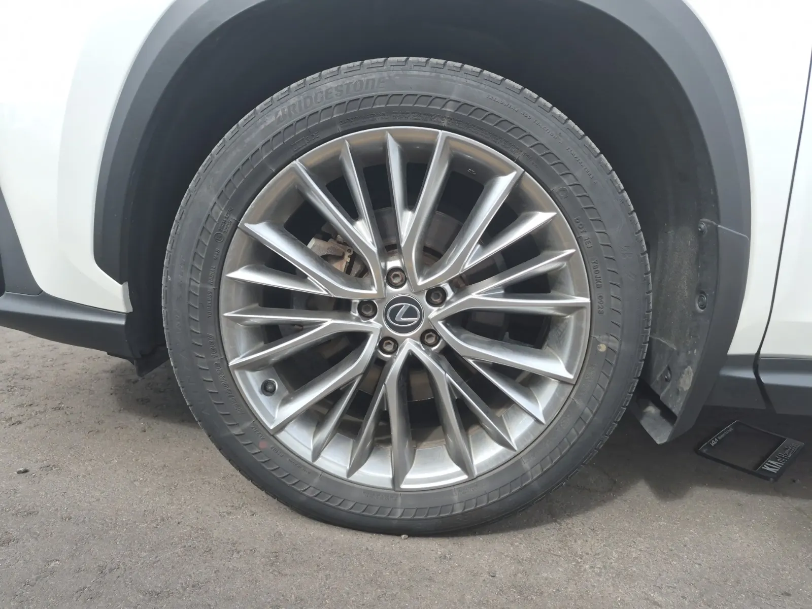 Front driver wheel/tire photo
