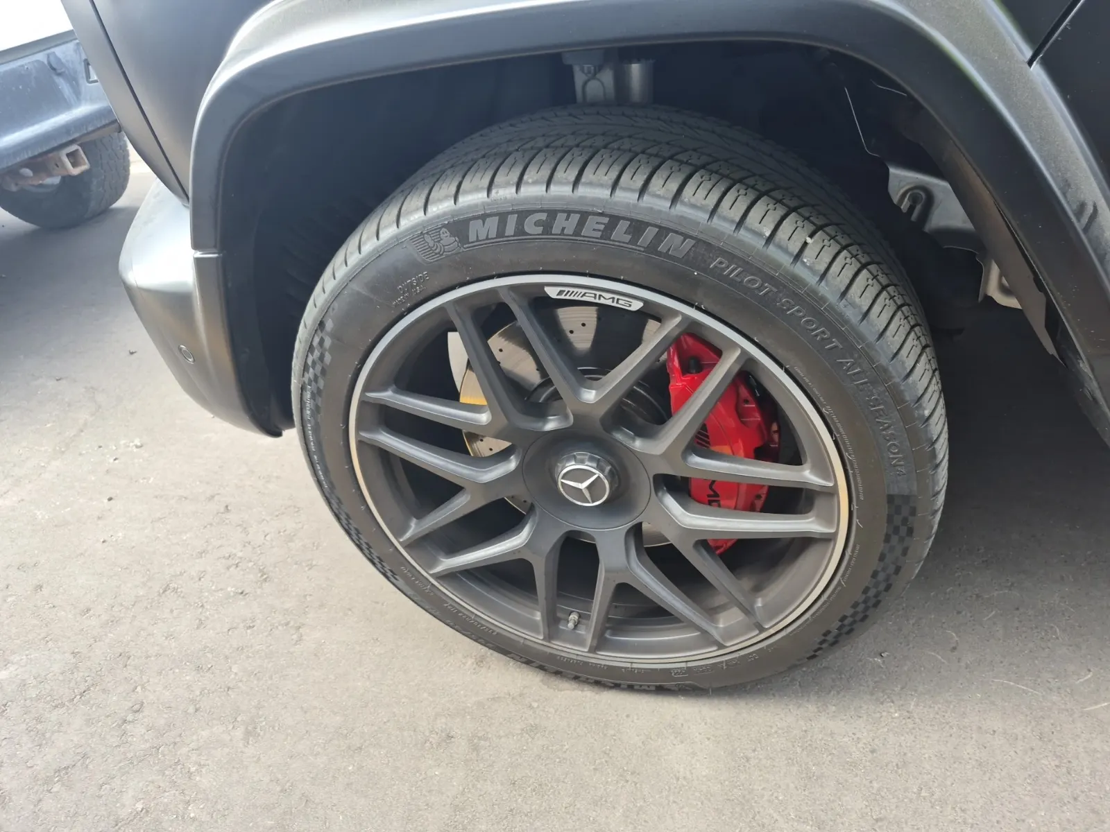 Front driver wheel/tire photo