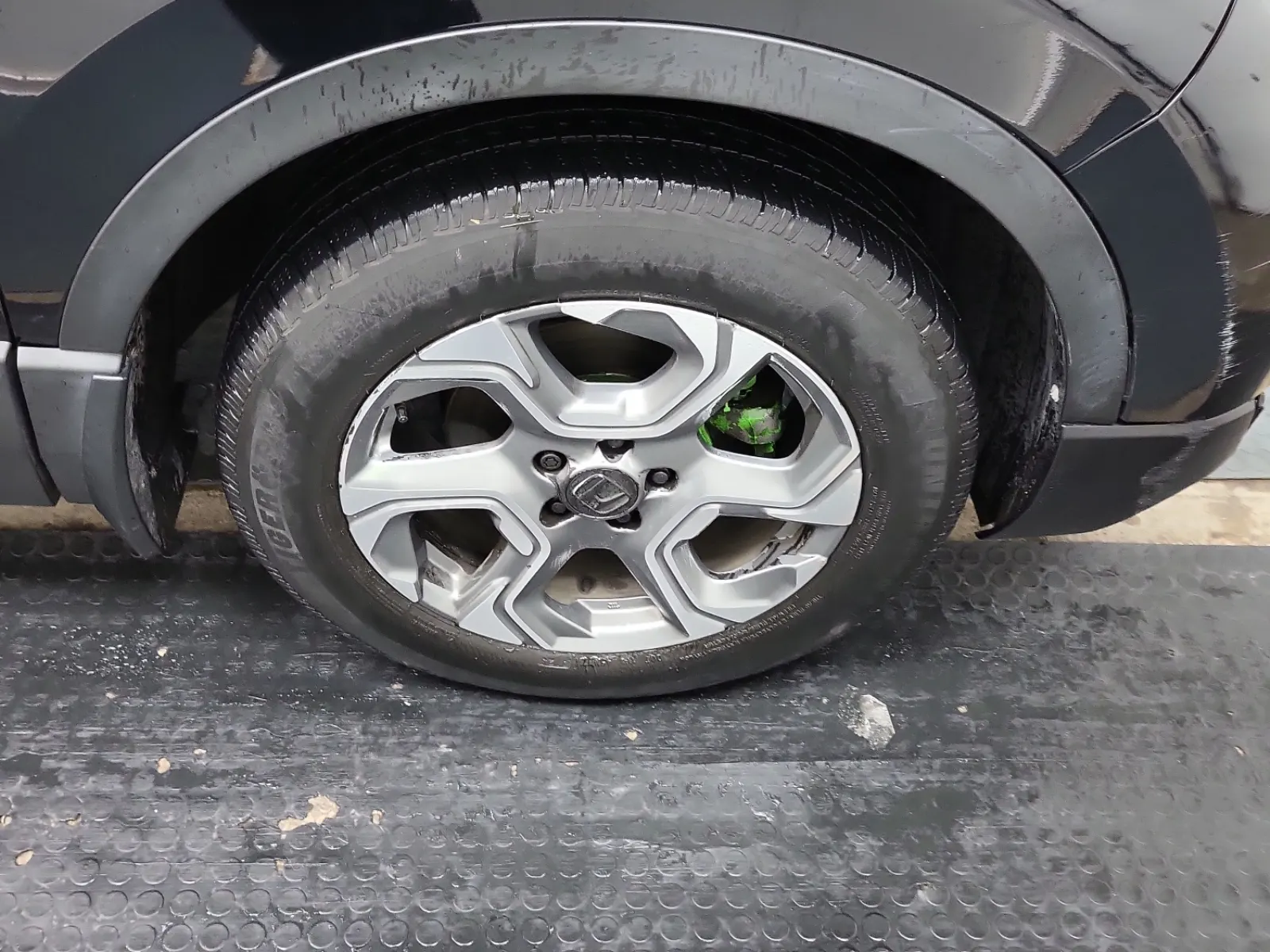 Right Front Wheel/Tire Photo