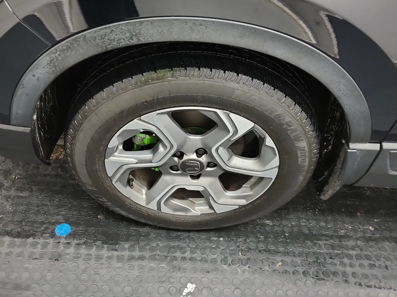 Front driver wheel/tire photo
