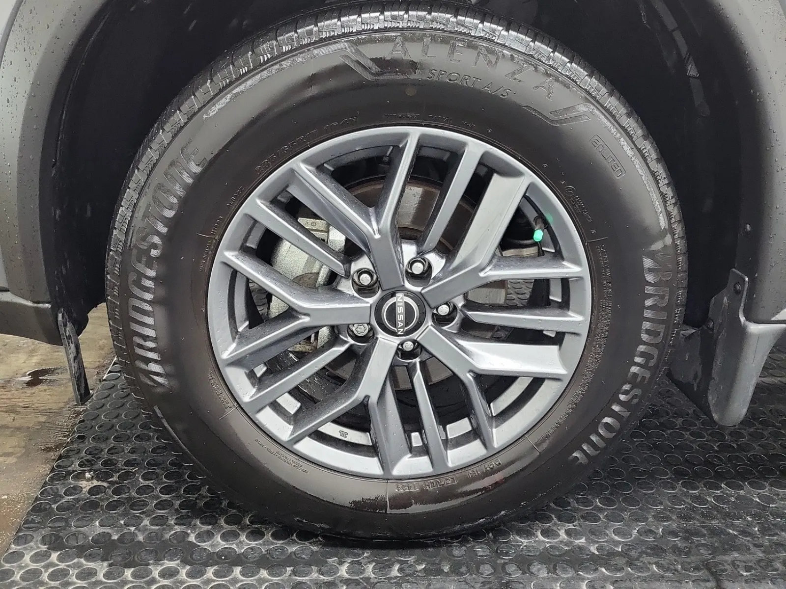 Front driver wheel/tire photo