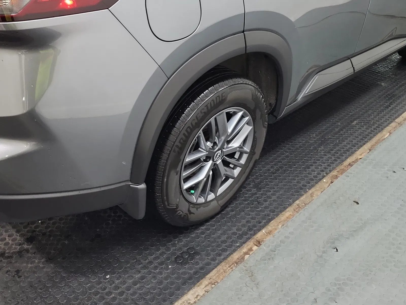 Right Rear Wheel/Tire Photo
