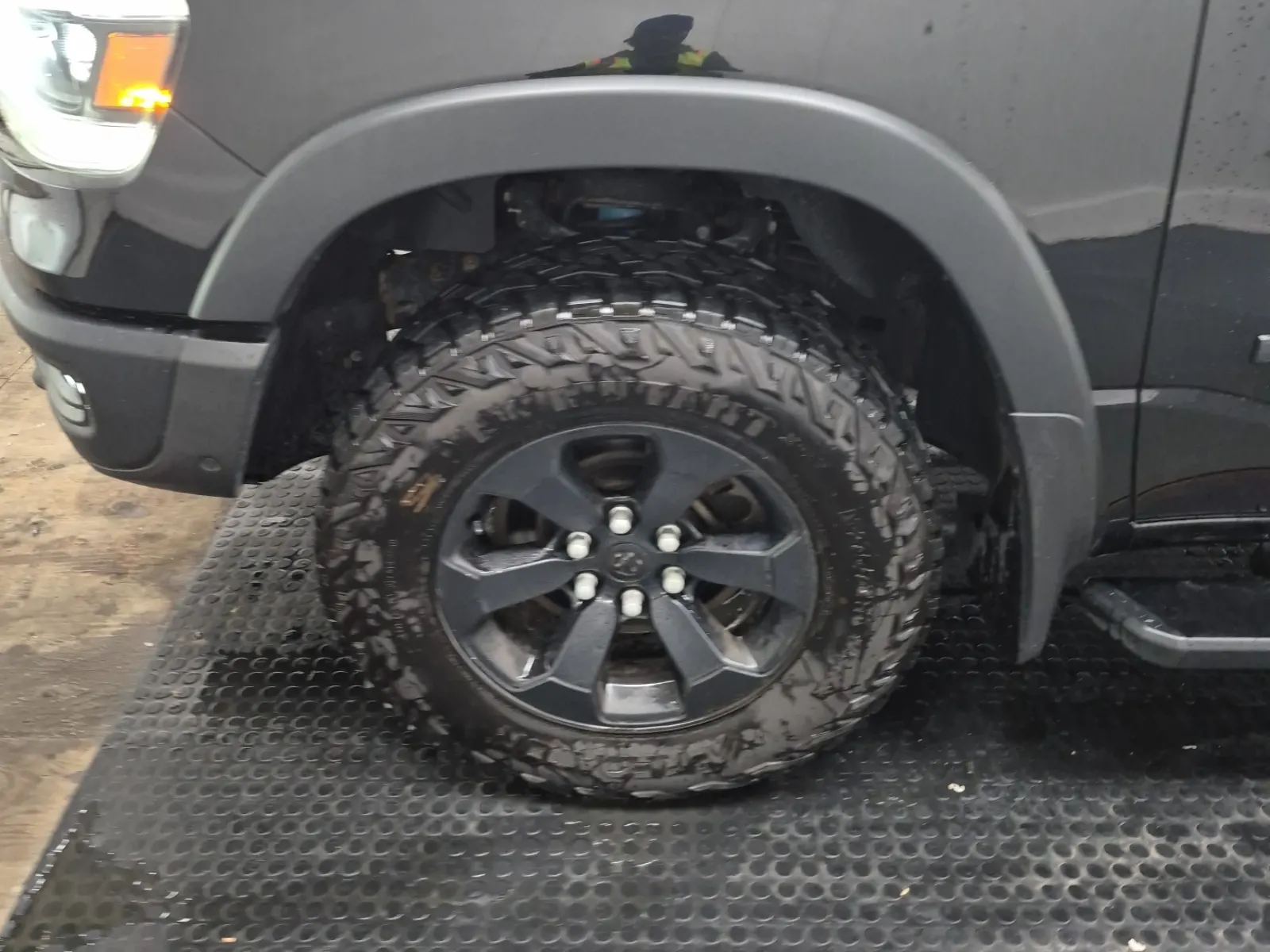 Front driver wheel/tire photo