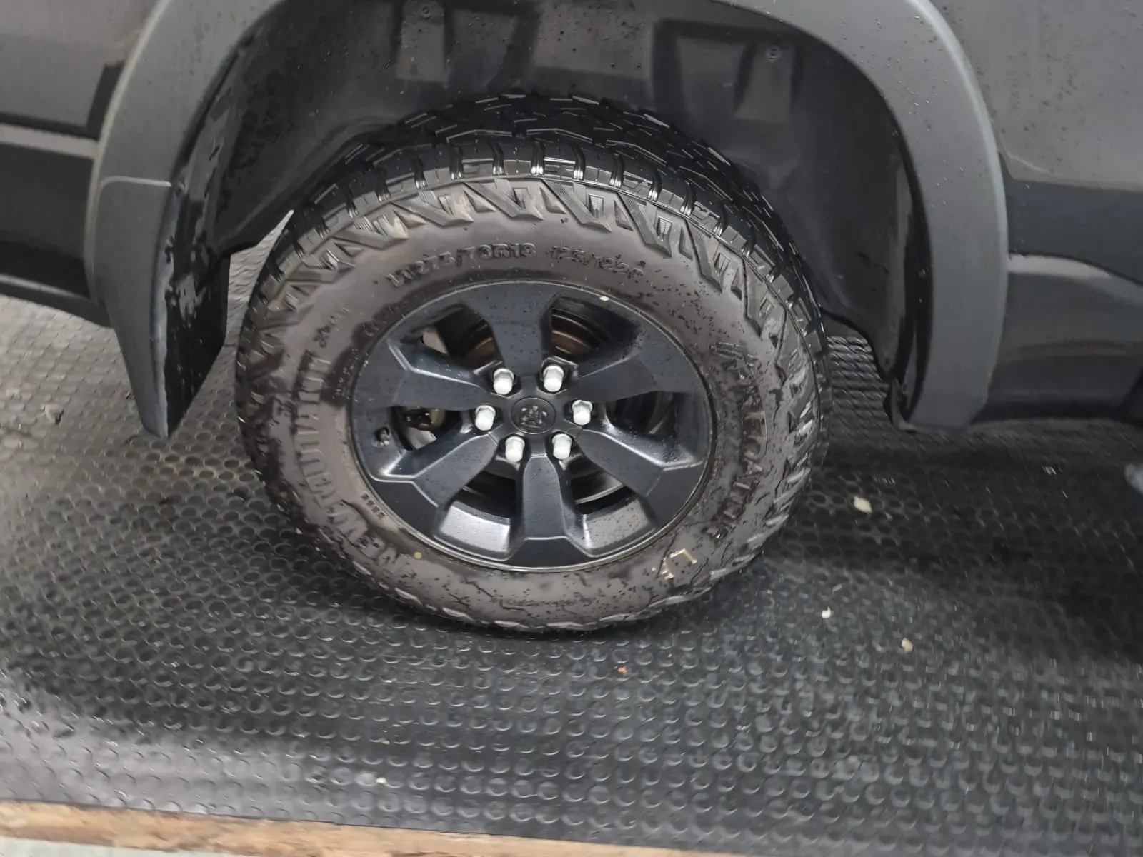 Right Rear Wheel/Tire Photo