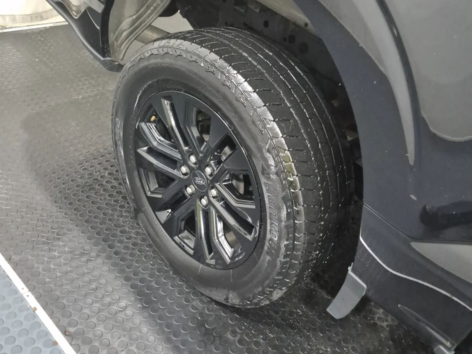 Right Rear Wheel/Tire Photo