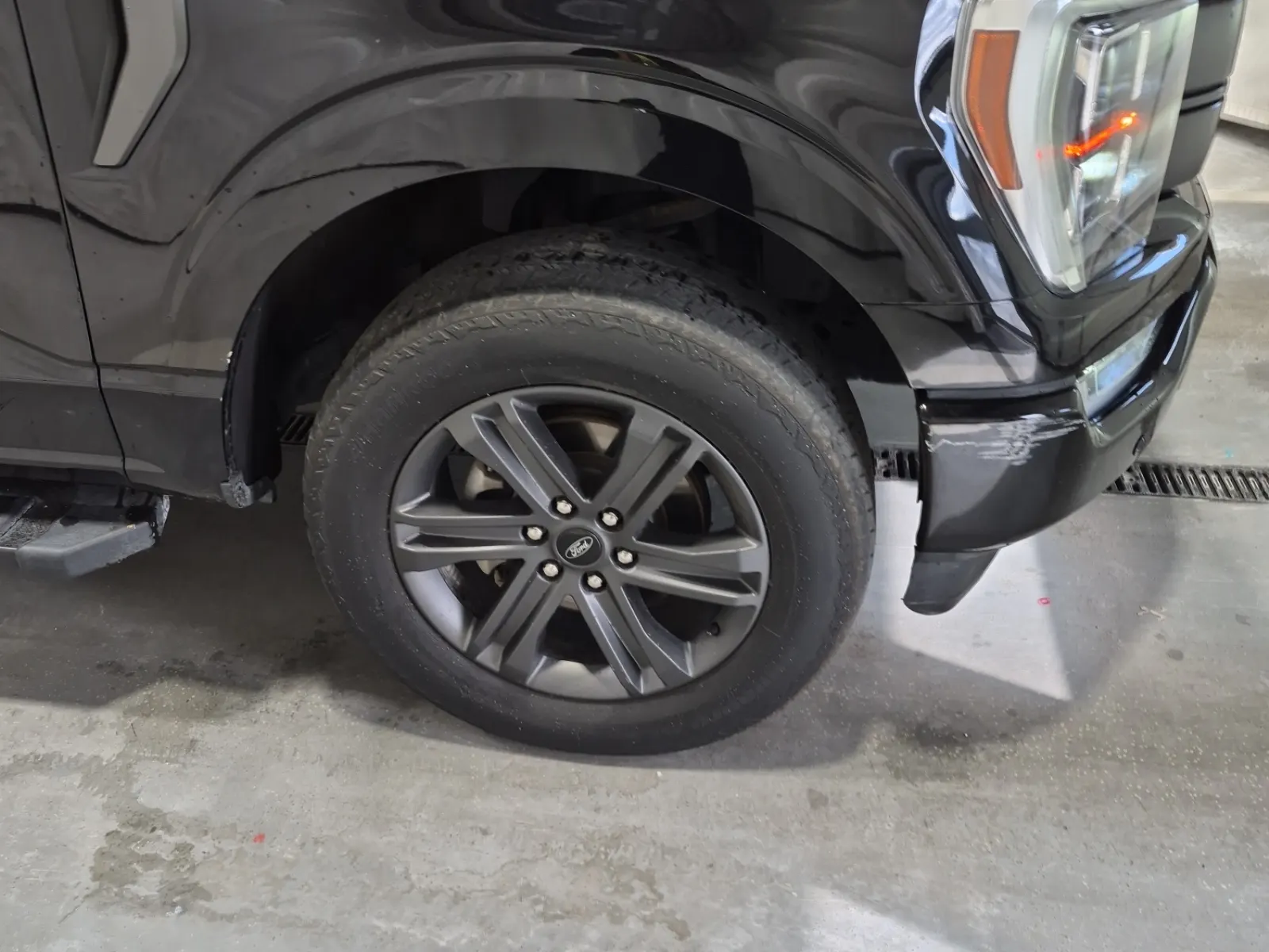 Right Front Wheel/Tire Photo
